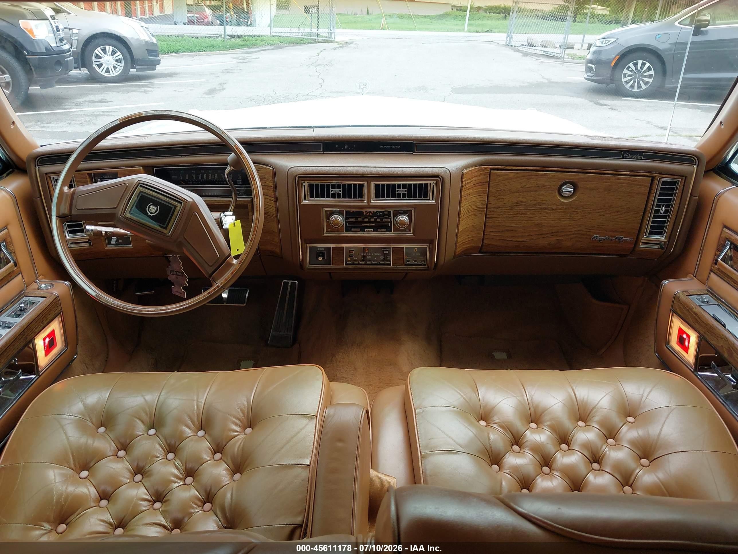 1984 Cadillac Fleetwood Brougham White vin: 1G6AW6982E9023106