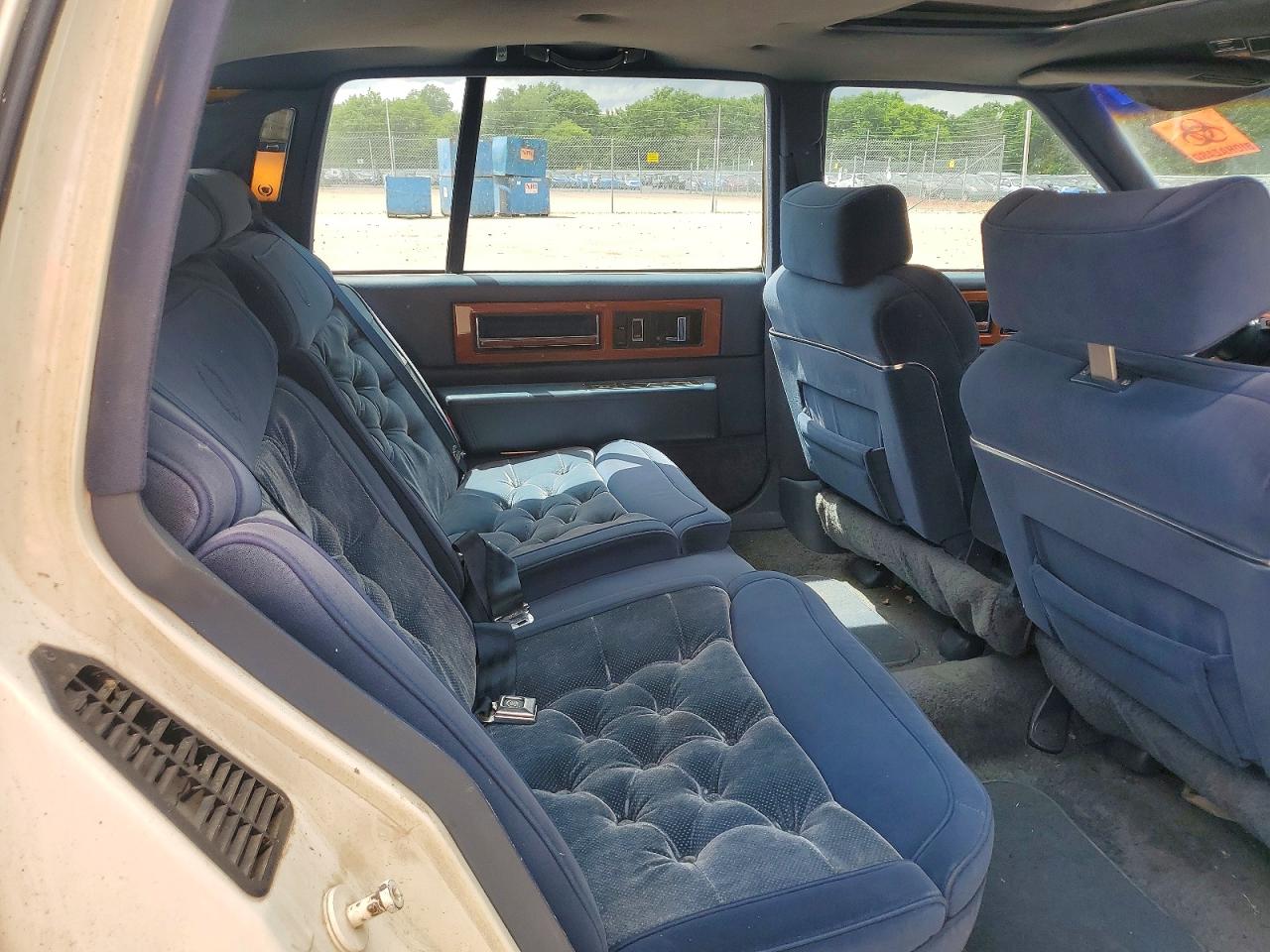 1989 Cadillac Fleetwood White vin: 1G6CB5155K4271195