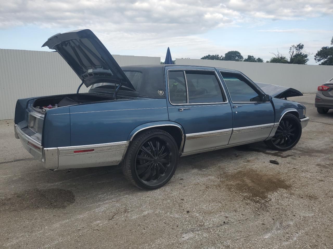 1992 Cadillac Fleetwood Blue vin: 1G6CB53B8N4240045