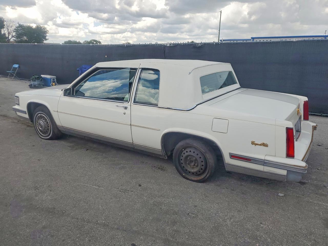 1988 Cadillac Deville White vin: 1G6CD1150J4301933