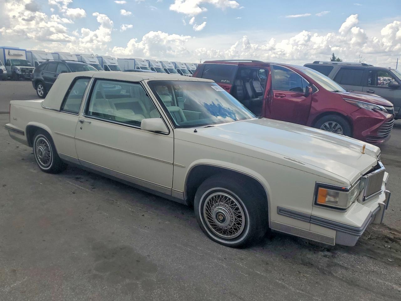 1988 Cadillac Deville White vin: 1G6CD1150J4301933
