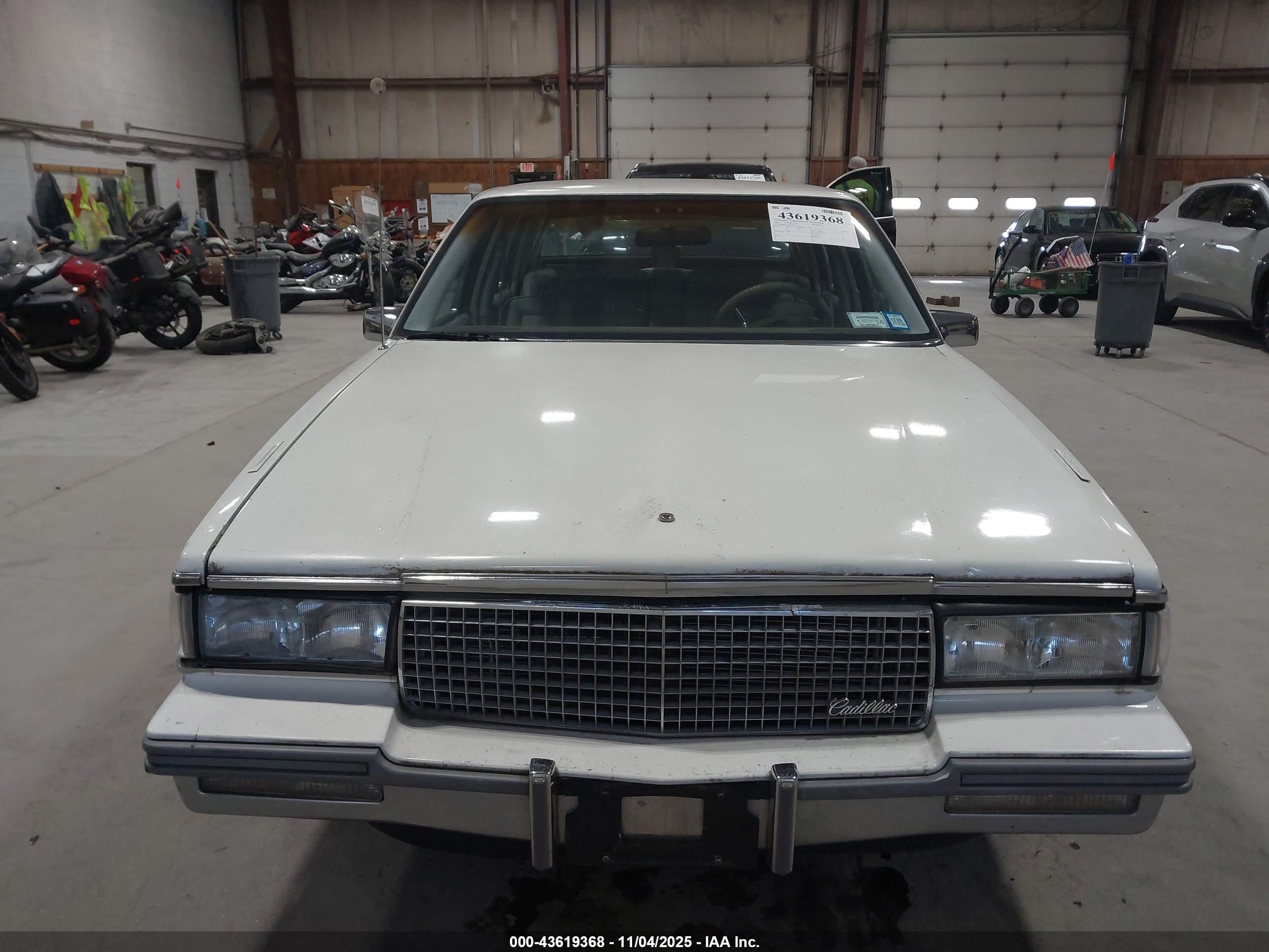 1988 Cadillac Deville   Белый vin: 1G6CD5152J4320443