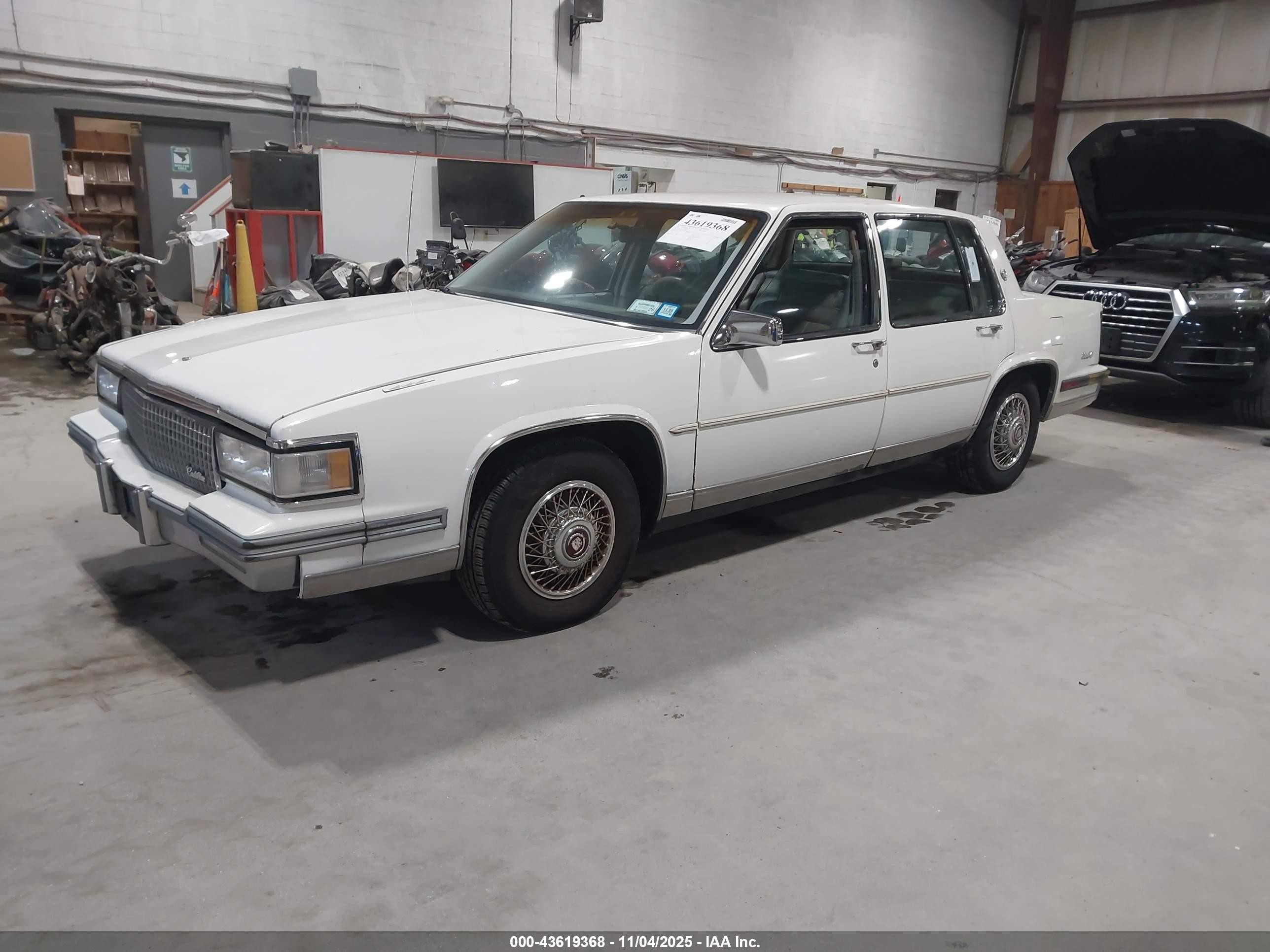 1988 Cadillac Deville   Белый vin: 1G6CD5152J4320443