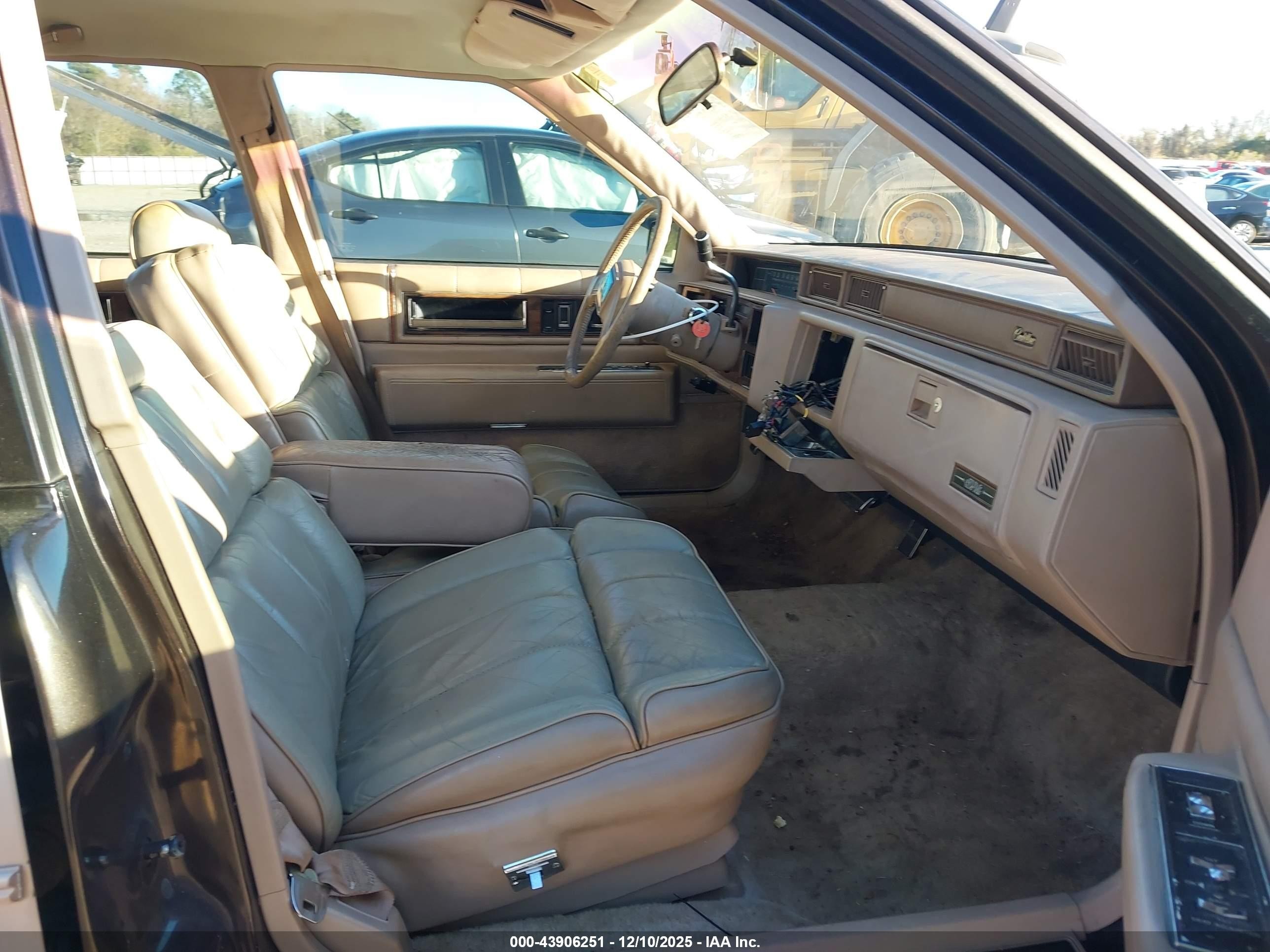 1988 Cadillac Deville   Tan vin: 1G6CD5156J4241664