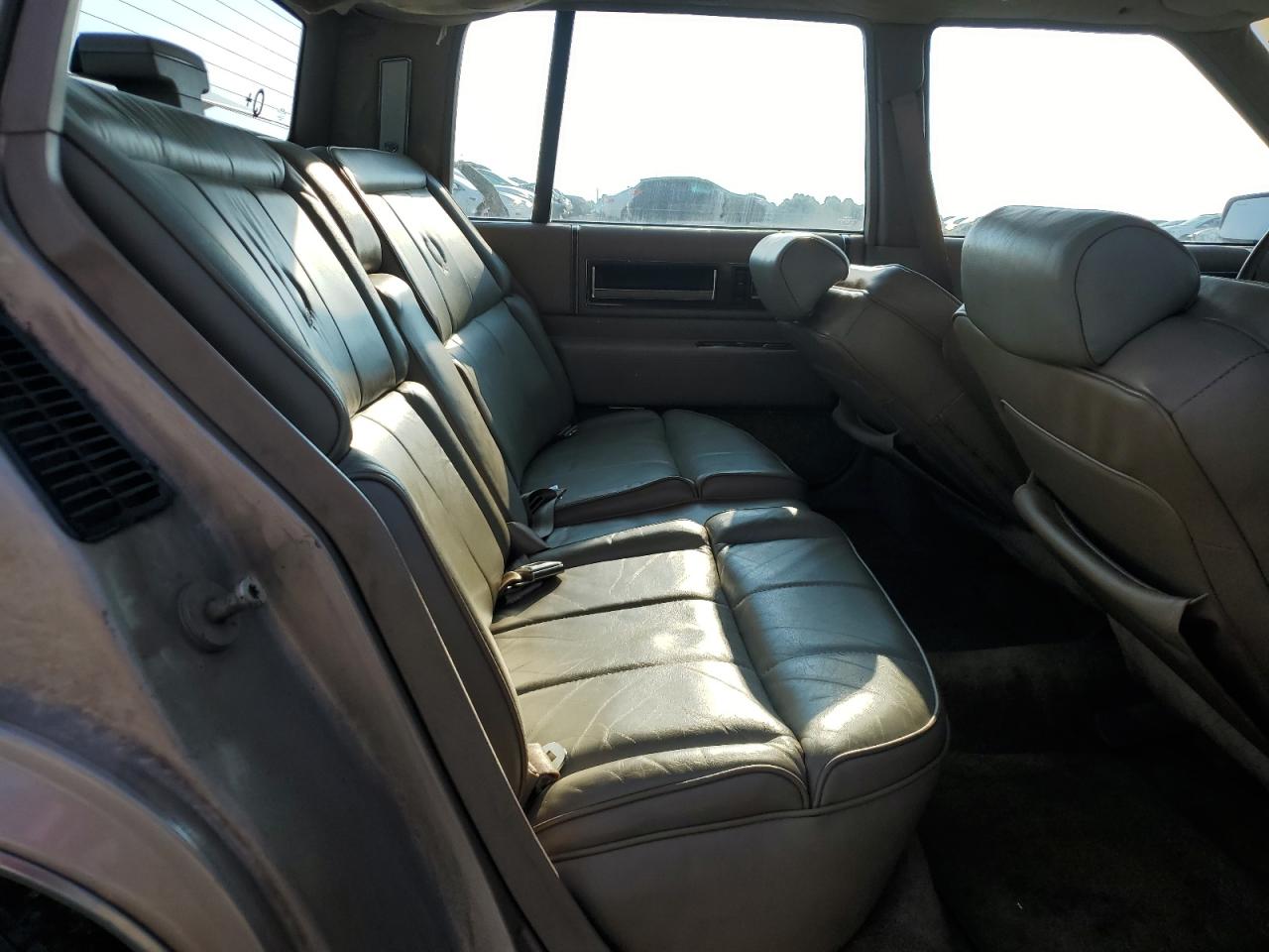 1988 Cadillac Deville Beige vin: 1G6CD5158J4337280