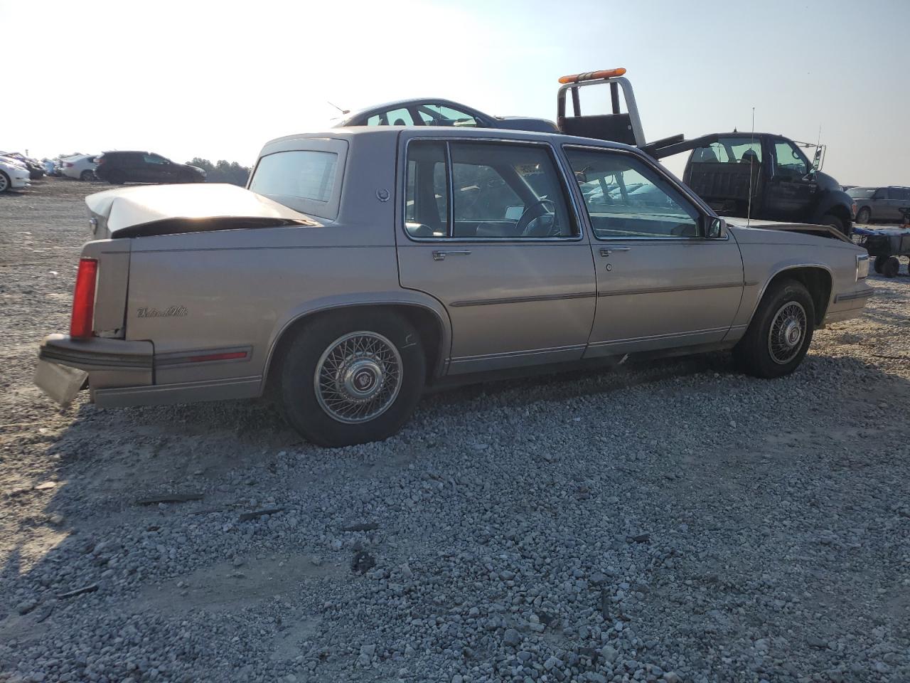 1988 Cadillac Deville Beige vin: 1G6CD5158J4337280