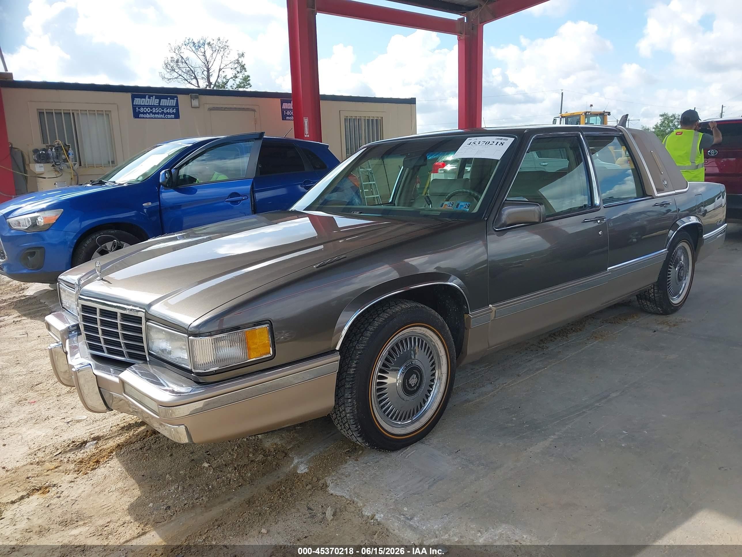 1993 Cadillac Deville   Gold vin: 1G6CD53B8P4276816