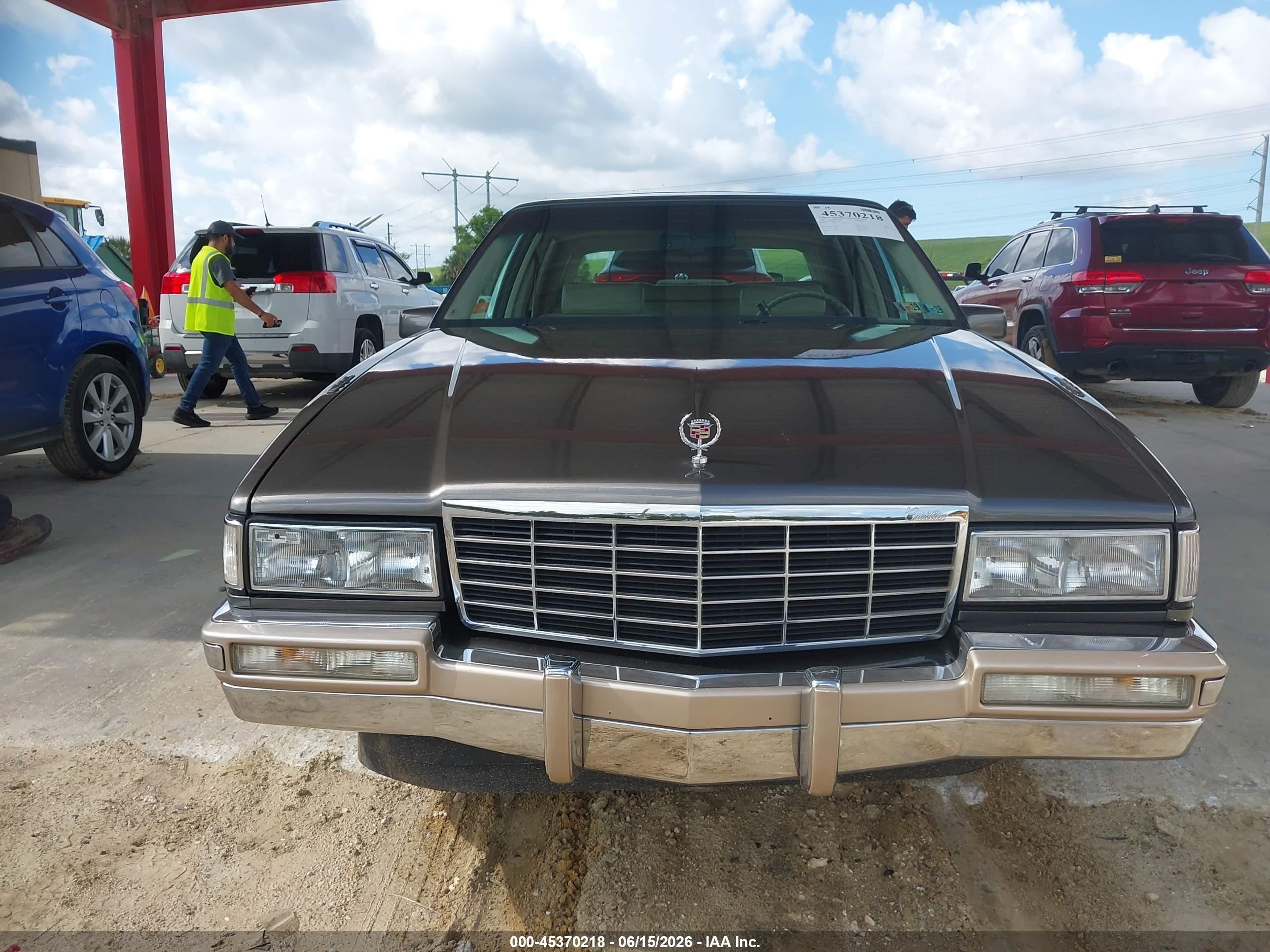 1993 Cadillac Deville   Gold vin: 1G6CD53B8P4276816
