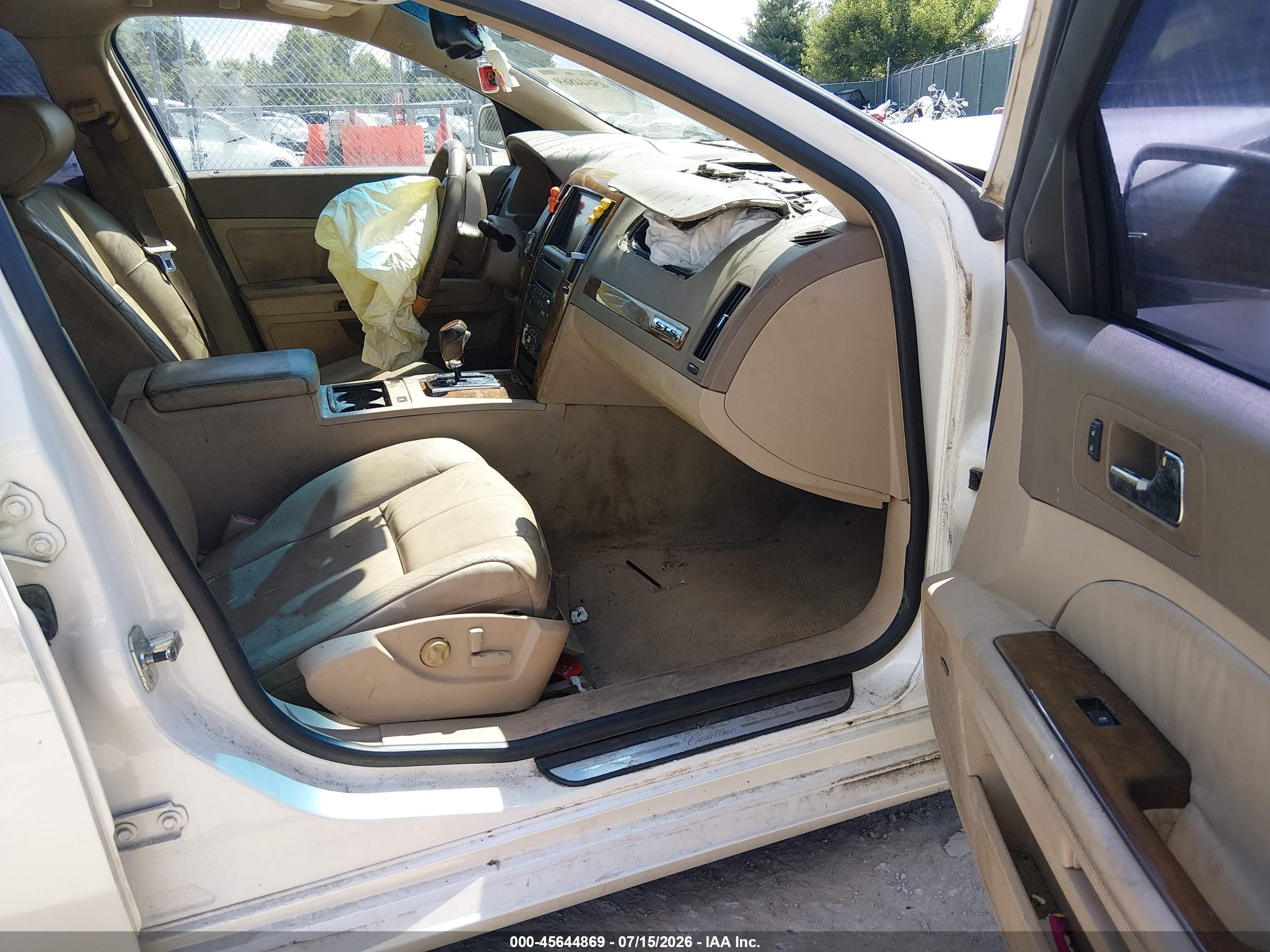 2005 Cadillac Sts V8 White vin: 1G6DC67A850155867