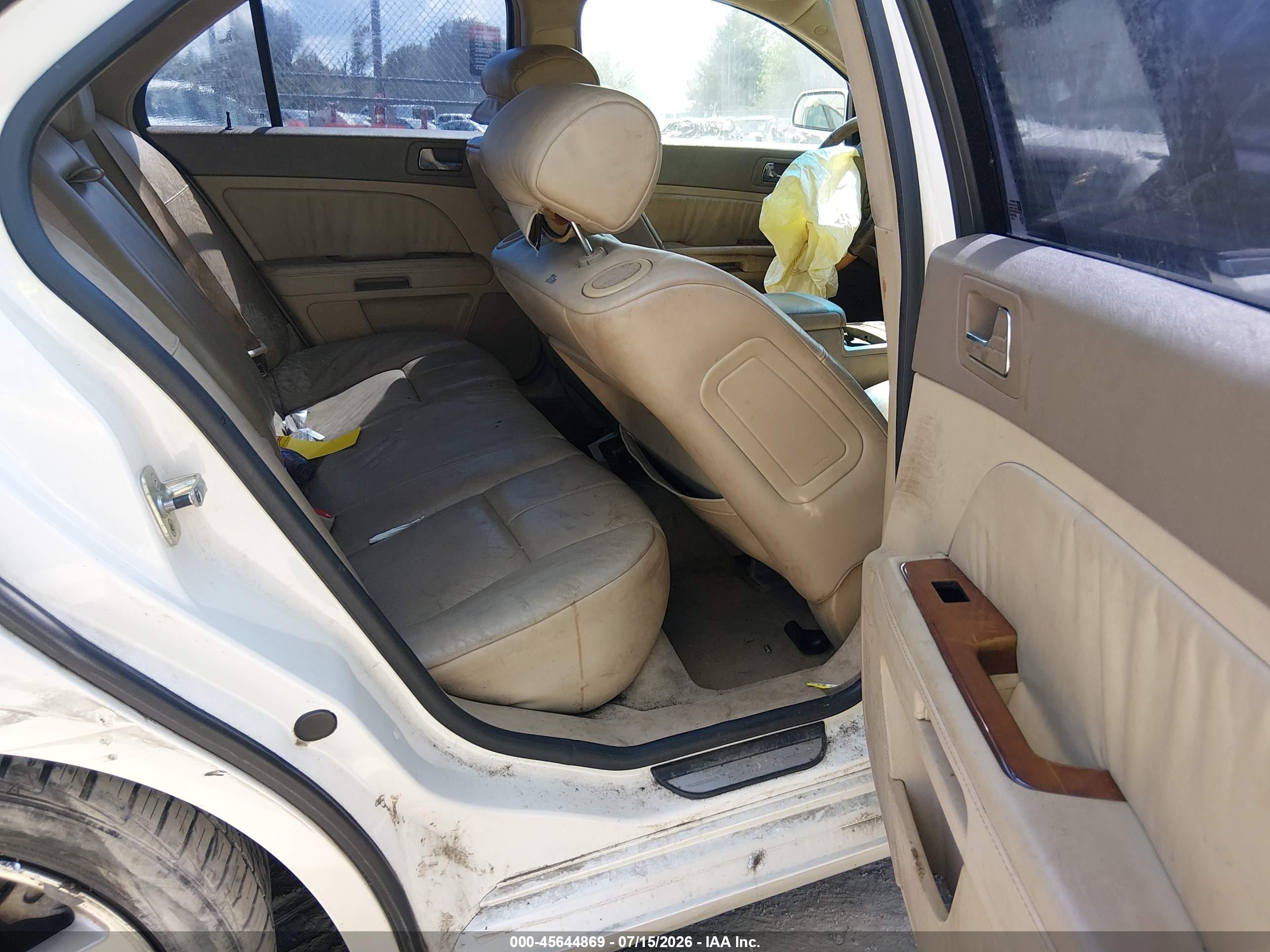 2005 Cadillac Sts V8 White vin: 1G6DC67A850155867