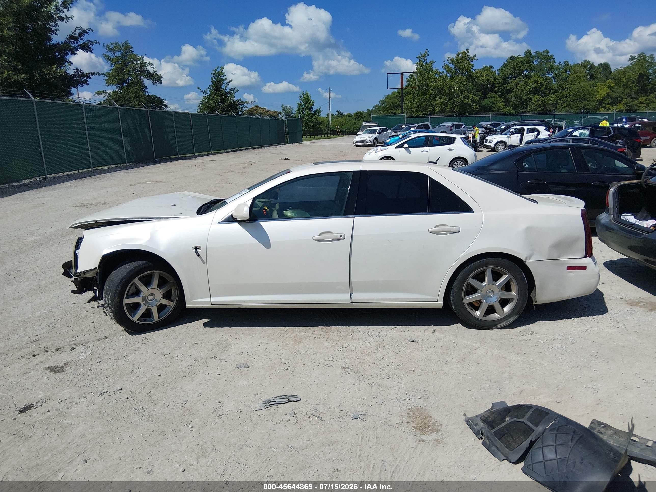 2005 Cadillac Sts V8 White vin: 1G6DC67A850155867
