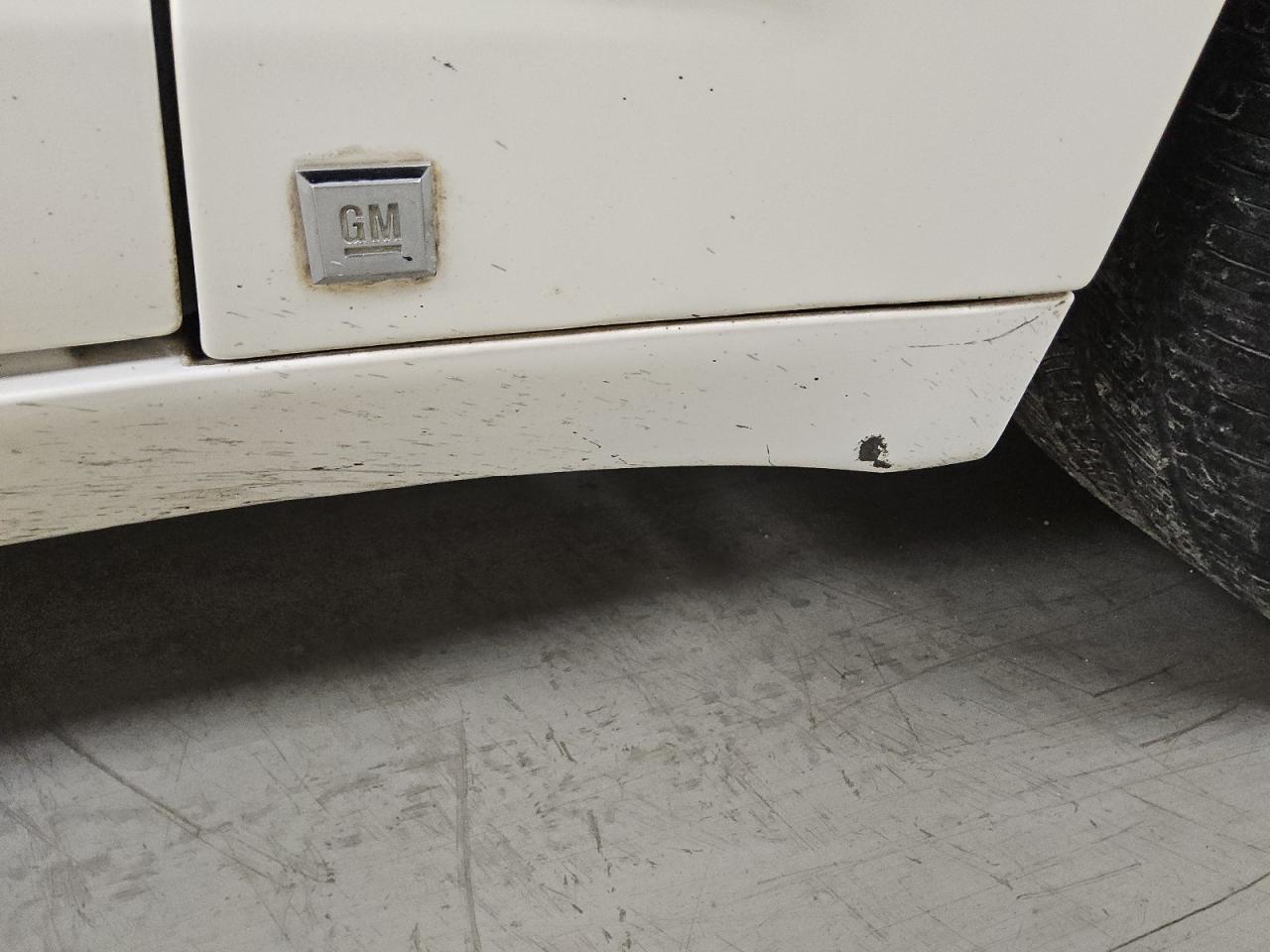 2008 Cadillac Cts White vin: 1G6DF577380194991 Damage: Left Rocker Panel Molding, Heavy Scratch, 9 To 10 Inches