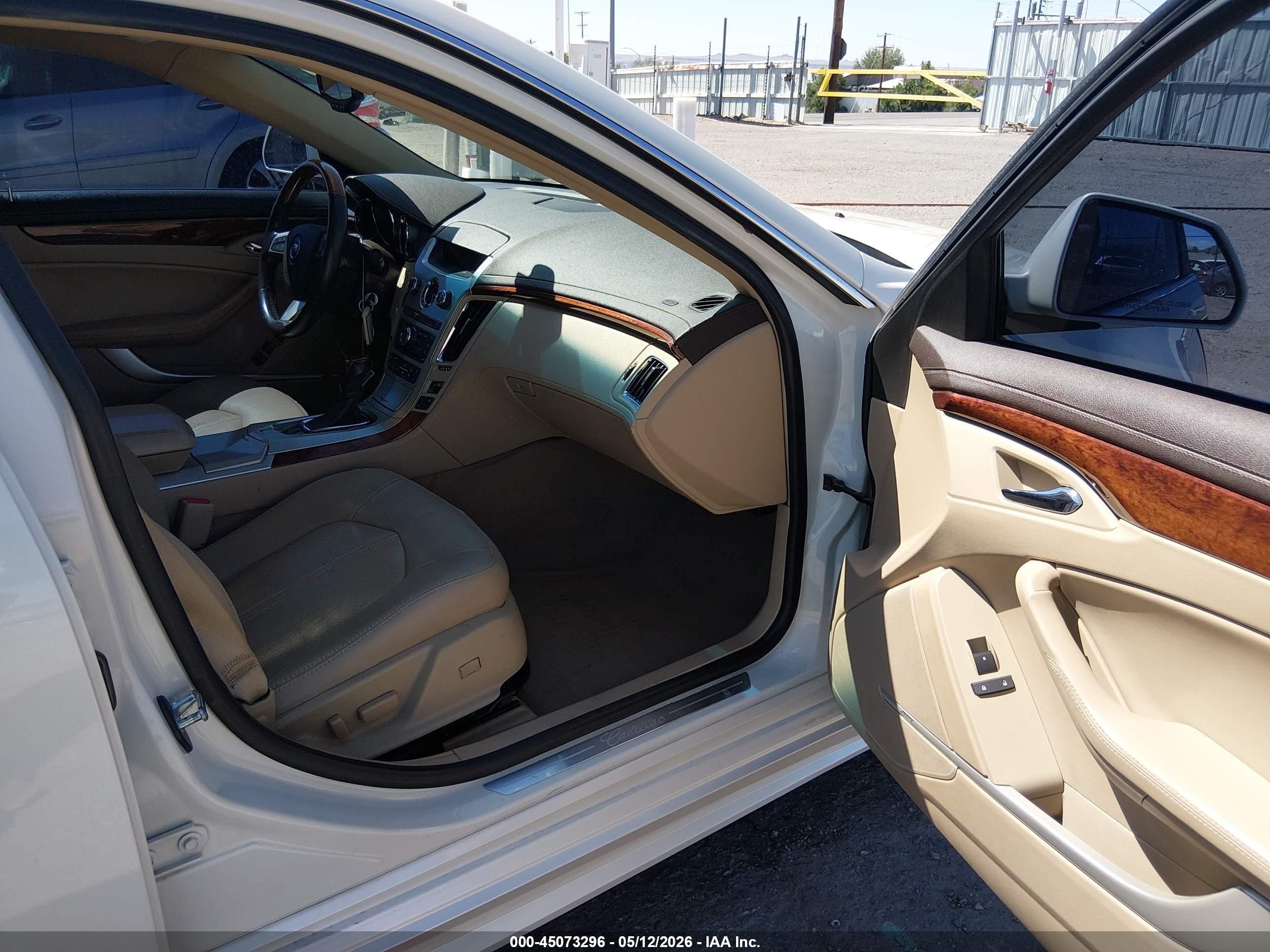 2013 Cadillac Cts Luxury White vin: 1G6DF5E57D0161682