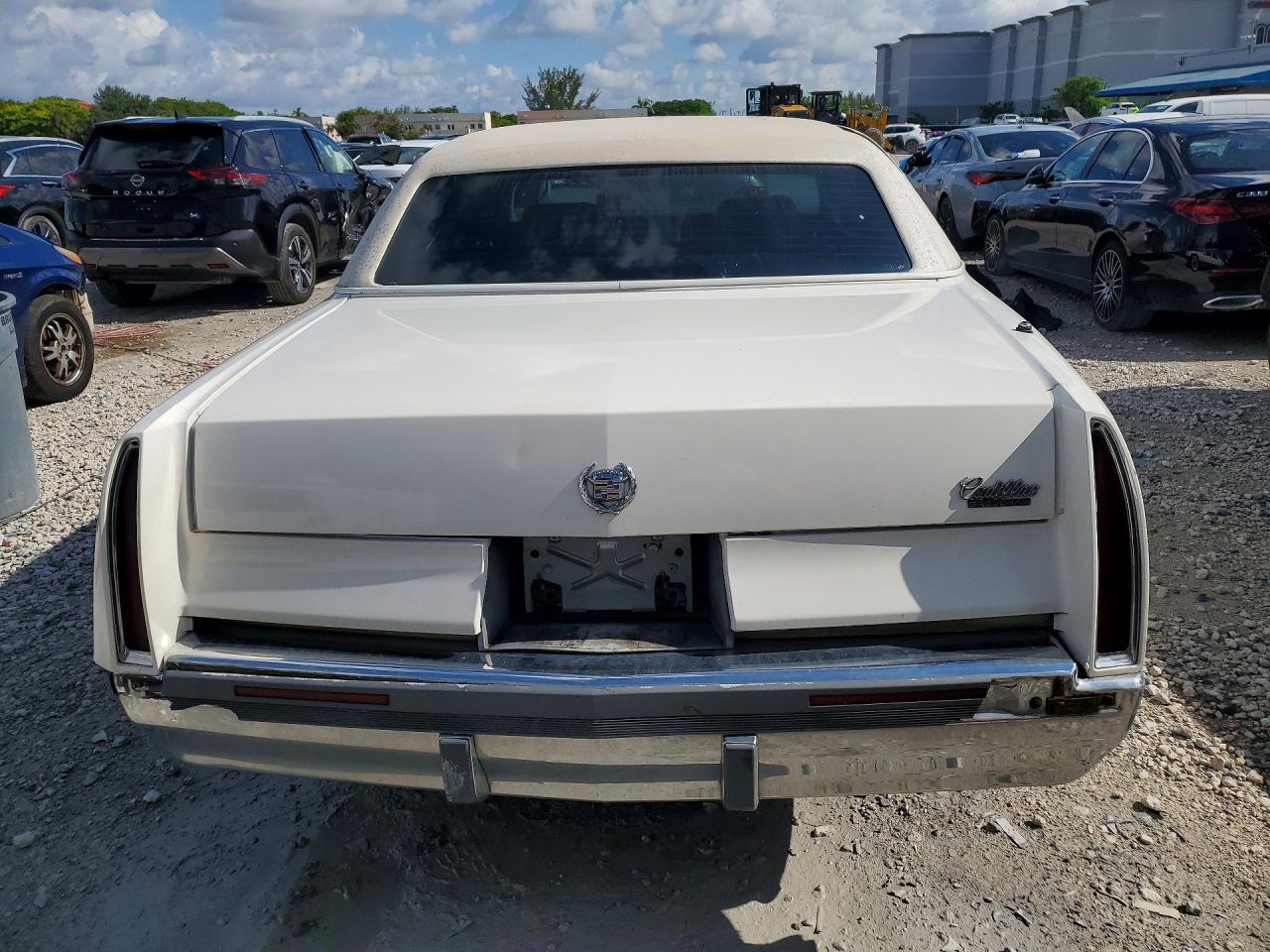 1996 Cadillac Fleetwood Base/brougham White vin: 1G6DW52P4TR709475