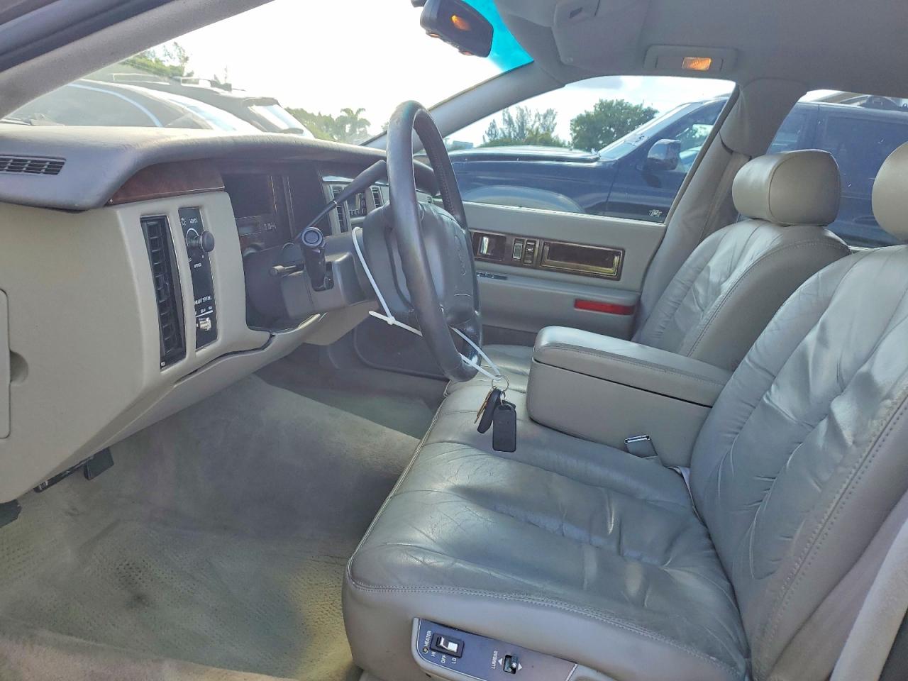 1996 Cadillac Fleetwood Base/brougham White vin: 1G6DW52P4TR709475