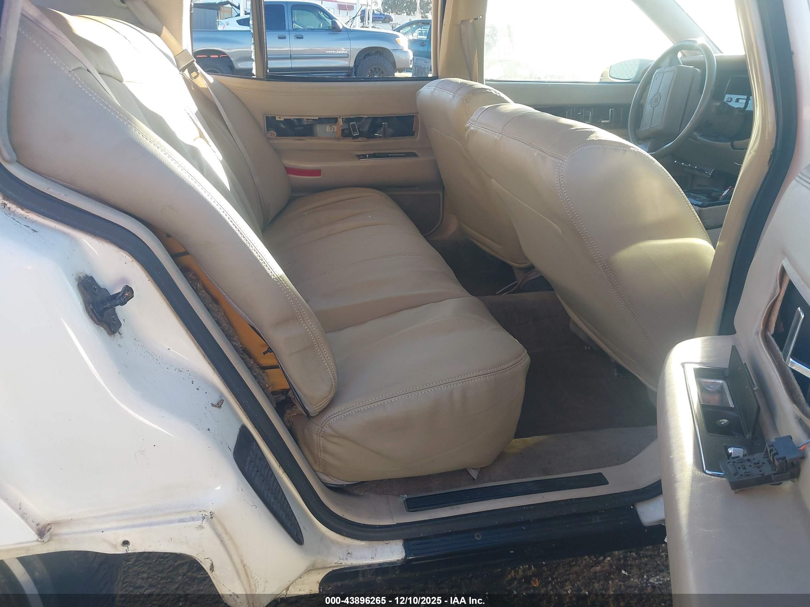 1995 Cadillac Fleetwood Brougham White vin: 1G6DW52P5SR704252
