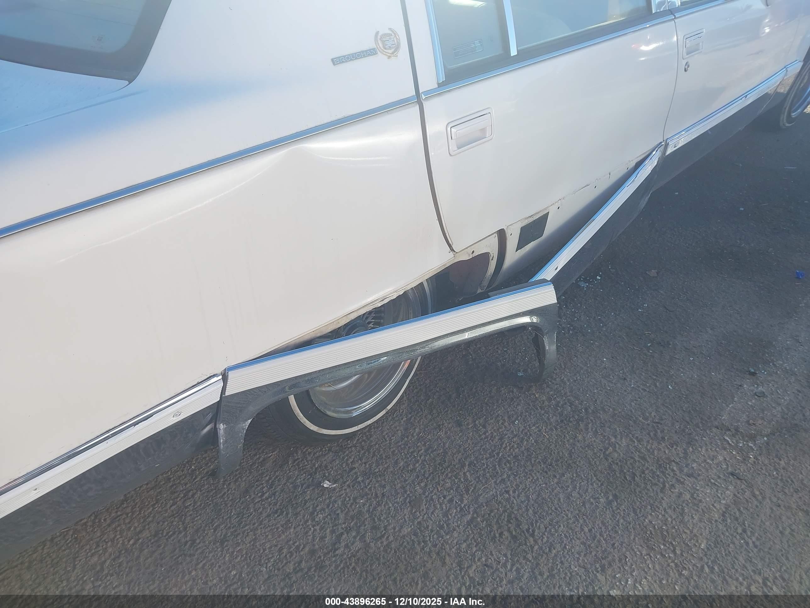1995 Cadillac Fleetwood Brougham White vin: 1G6DW52P5SR704252