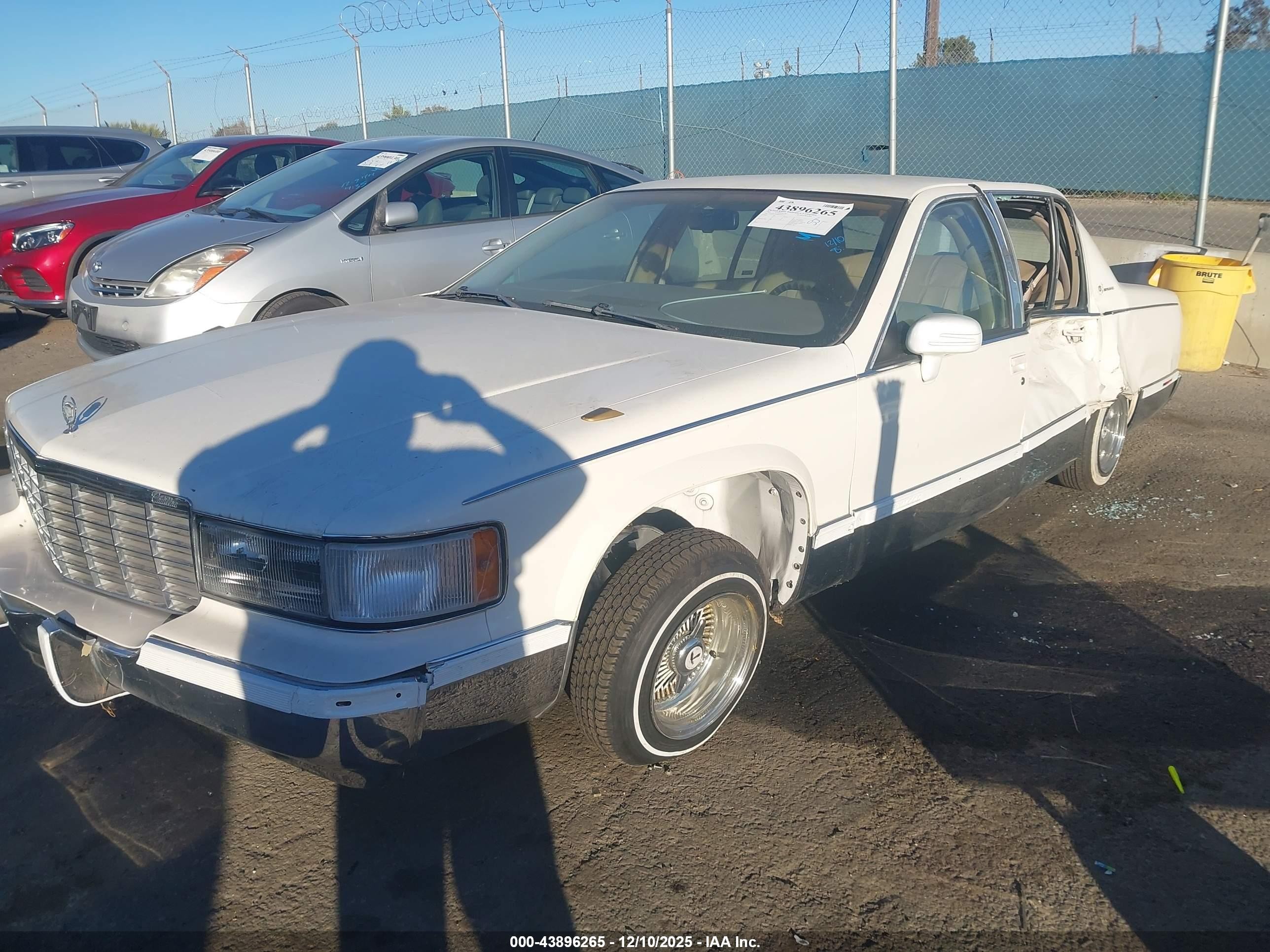 1995 Cadillac Fleetwood Brougham White vin: 1G6DW52P5SR704252