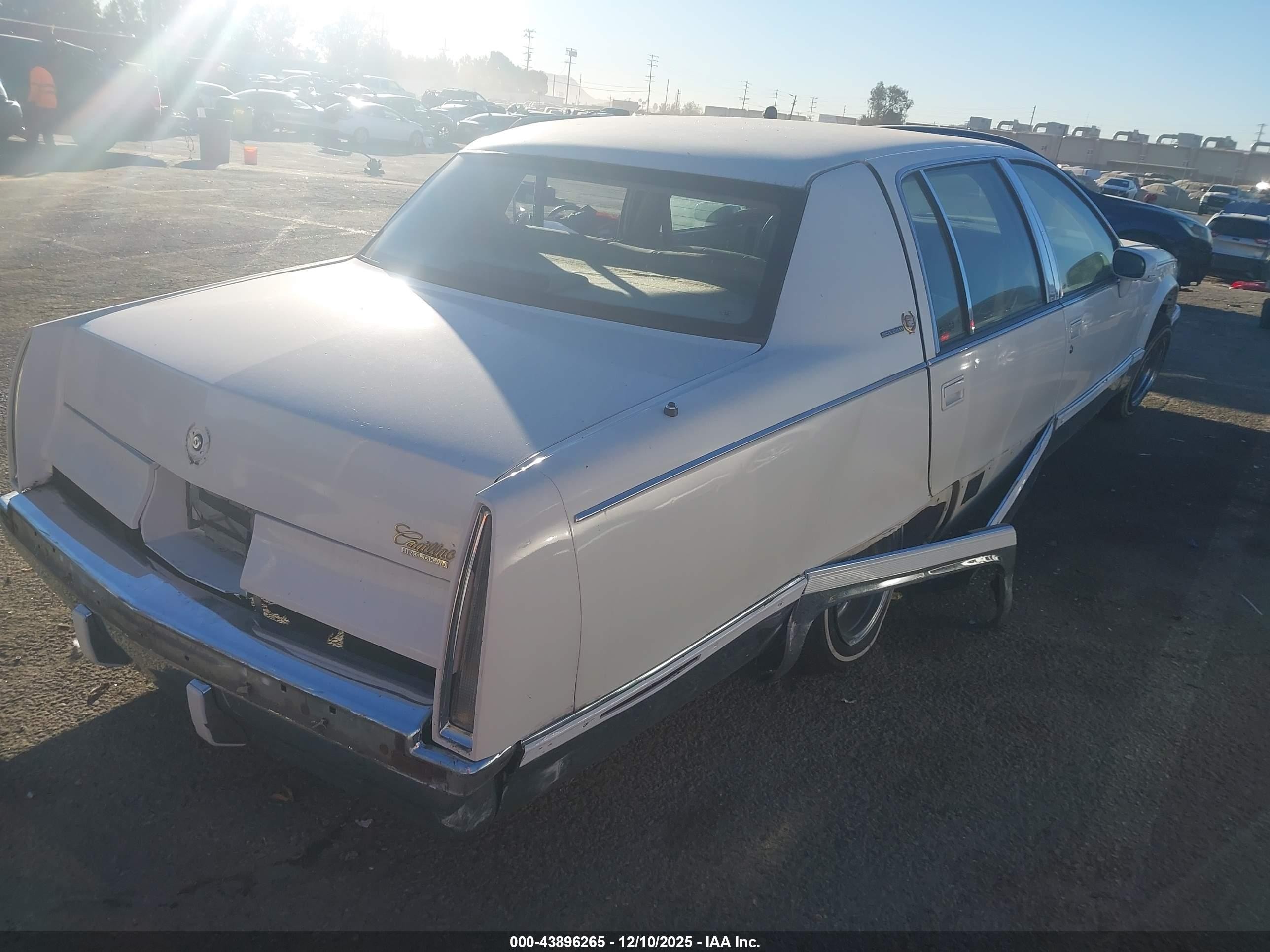 1995 Cadillac Fleetwood Brougham White vin: 1G6DW52P5SR704252