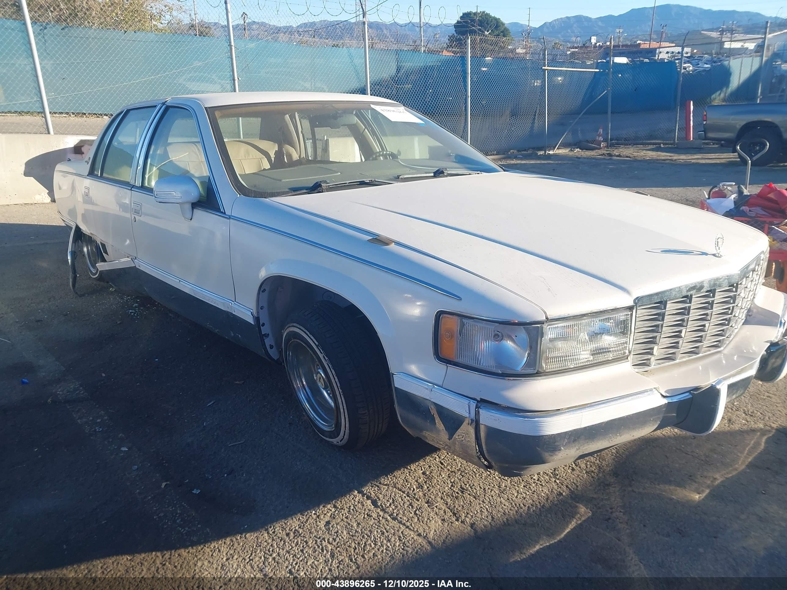 1995 Cadillac Fleetwood Brougham White vin: 1G6DW52P5SR704252