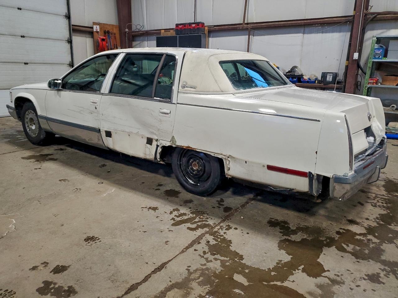 1996 Cadillac Fleetwood Base White vin: 1G6DW52P5TR710800
