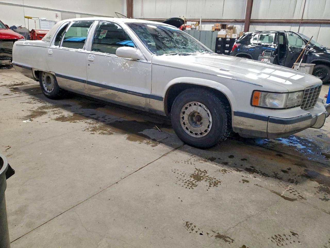 1996 Cadillac Fleetwood Base White vin: 1G6DW52P5TR710800