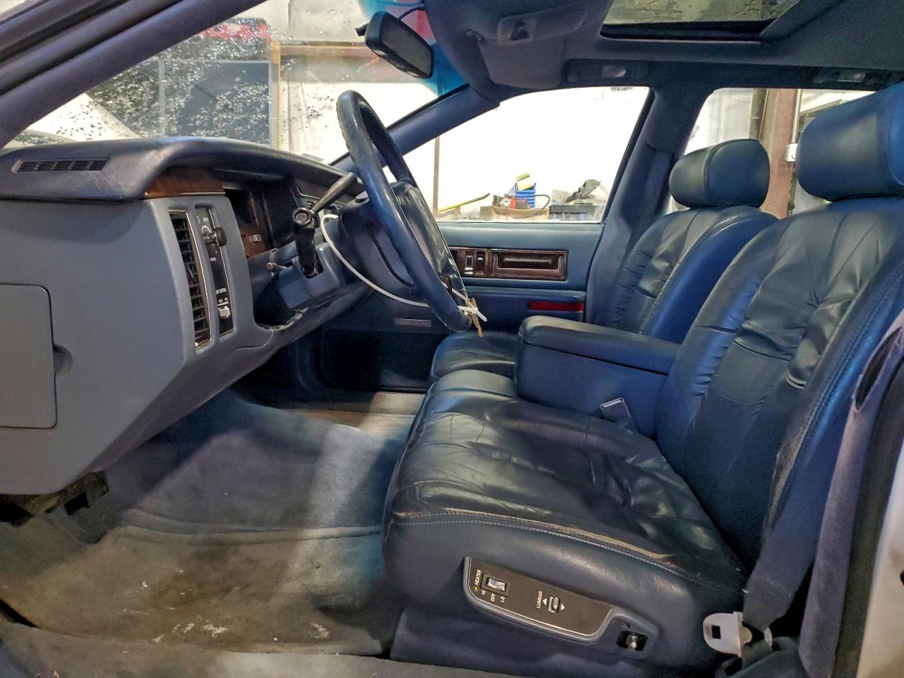 1996 Cadillac Fleetwood Base White vin: 1G6DW52P5TR710800
