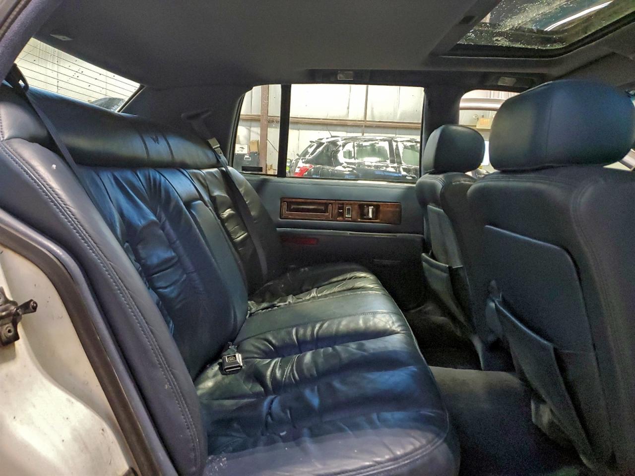 1996 Cadillac Fleetwood Base White vin: 1G6DW52P5TR710800