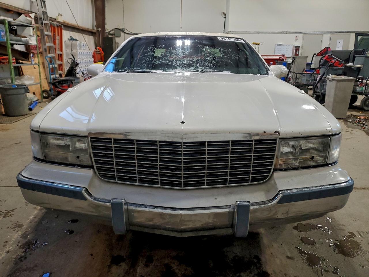 1996 Cadillac Fleetwood Base White vin: 1G6DW52P5TR710800