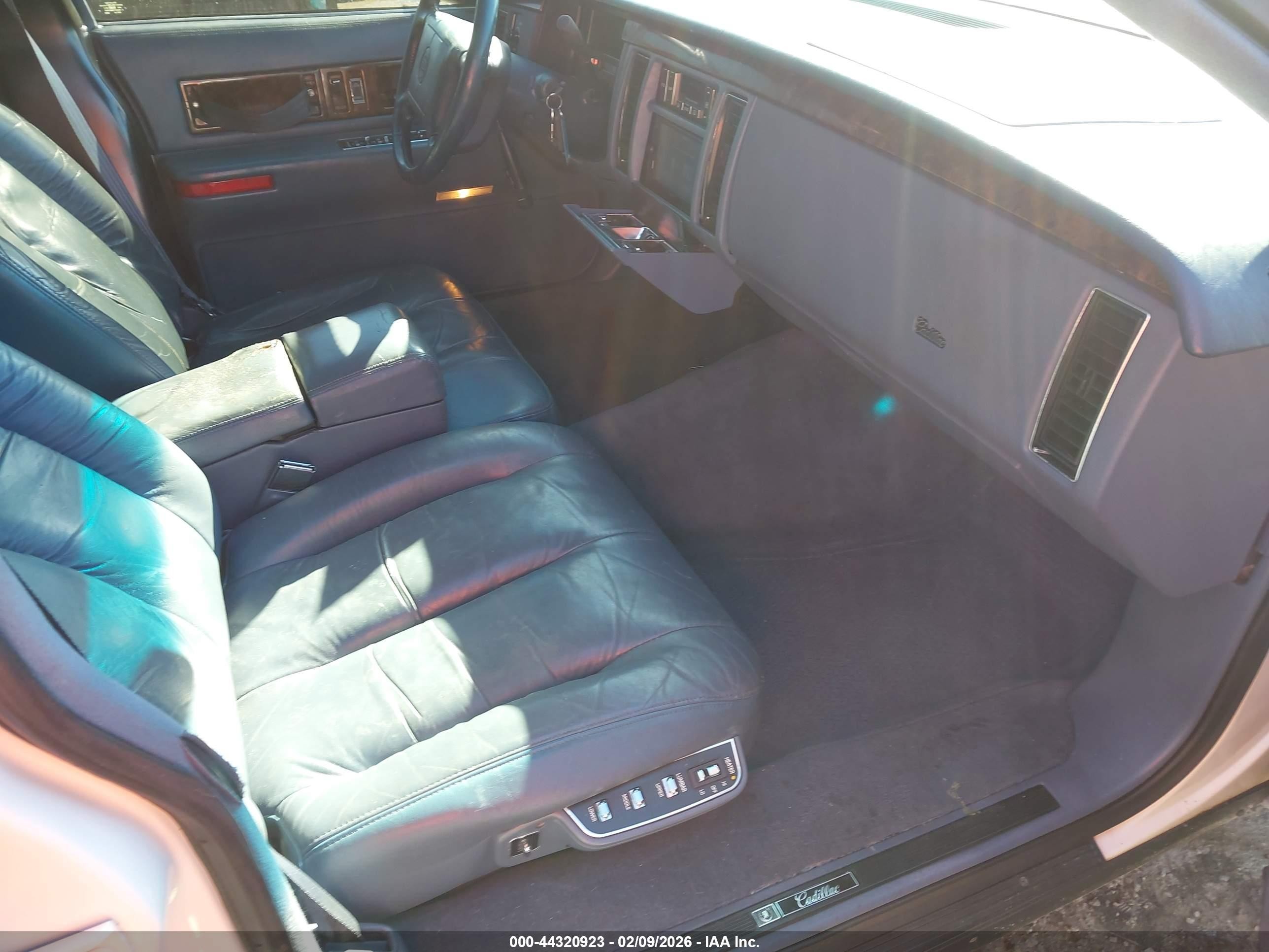 1994 Cadillac Fleetwood Brougham White vin: 1G6DW52P6RR711107