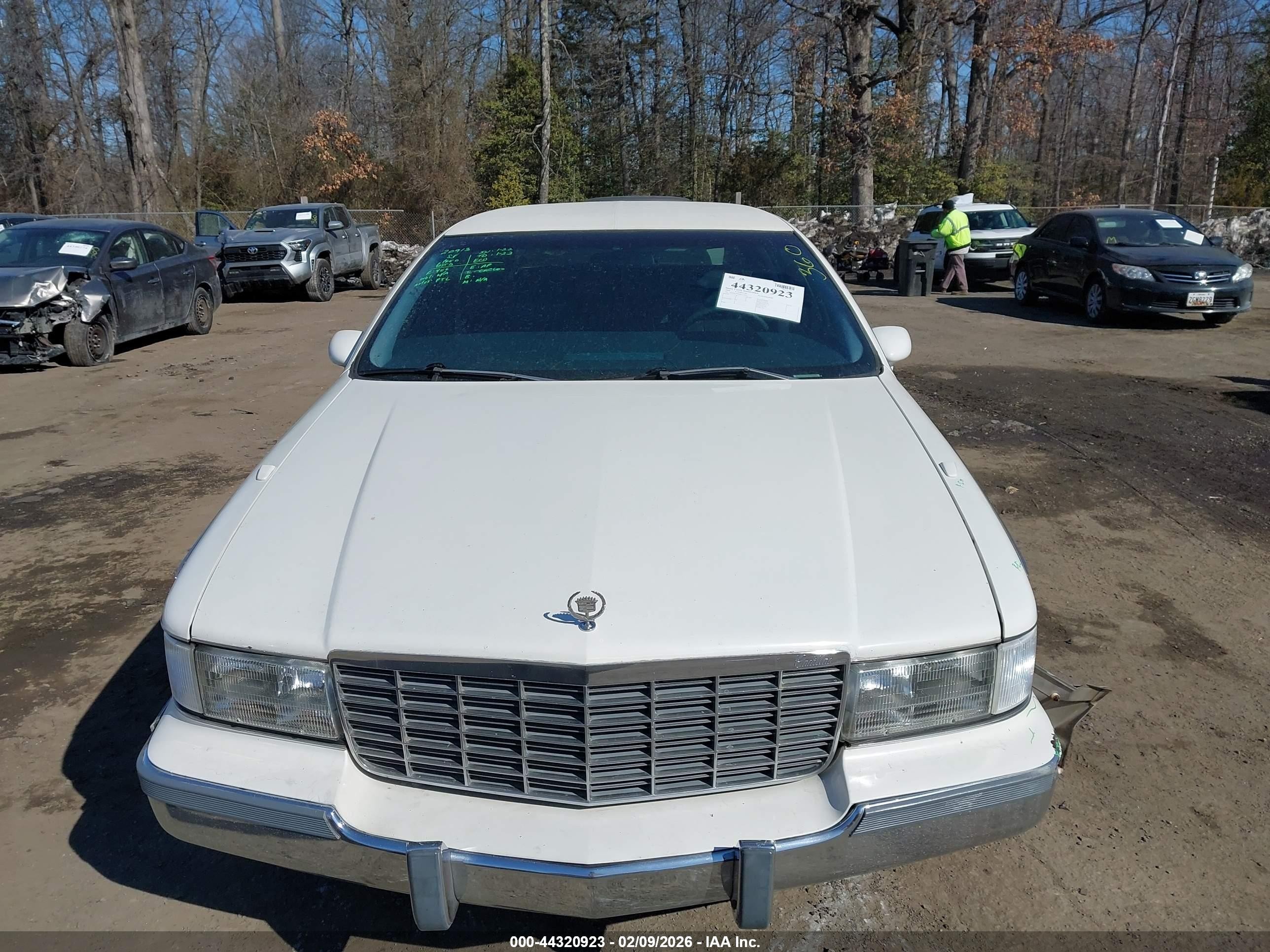 1994 Cadillac Fleetwood Brougham White vin: 1G6DW52P6RR711107