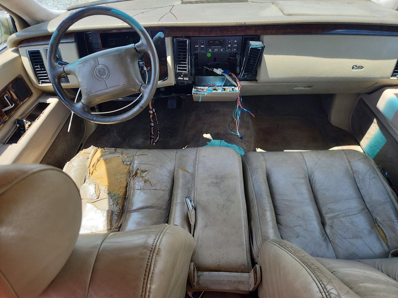 1996 Cadillac Fleetwood Base Tan vin: 1G6DW52P8TR702447