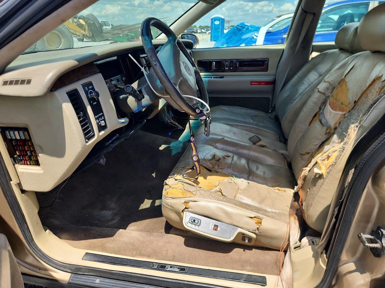 1996 Cadillac Fleetwood Base Tan vin: 1G6DW52P8TR702447