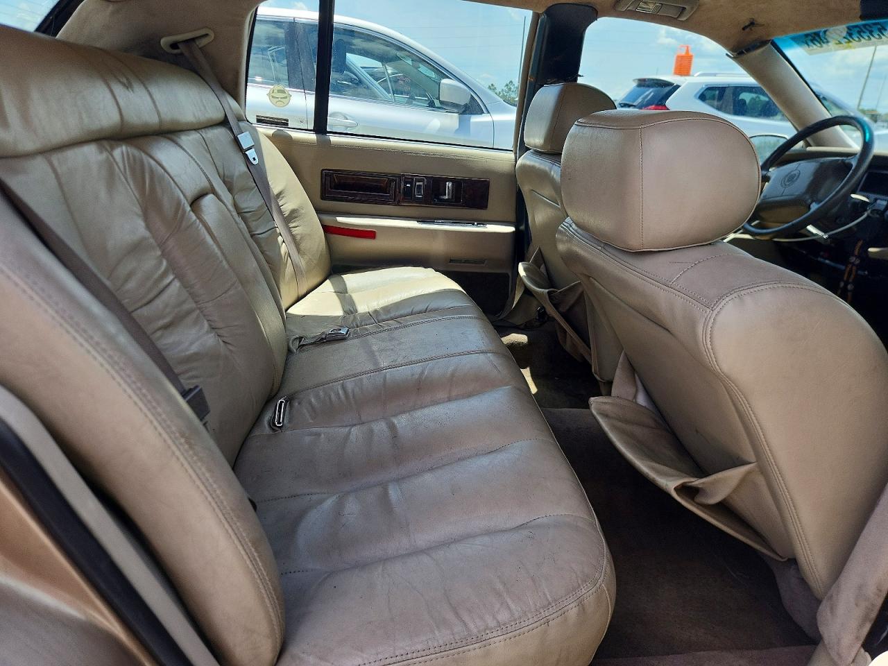 1996 Cadillac Fleetwood Base Tan vin: 1G6DW52P8TR702447