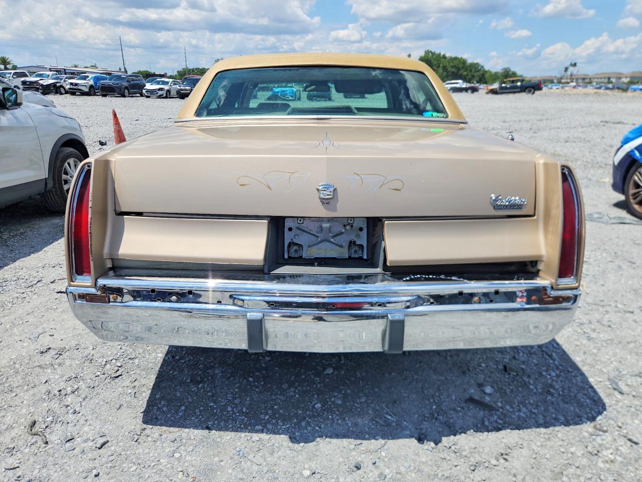 1996 Cadillac Fleetwood Base Tan vin: 1G6DW52P8TR702447