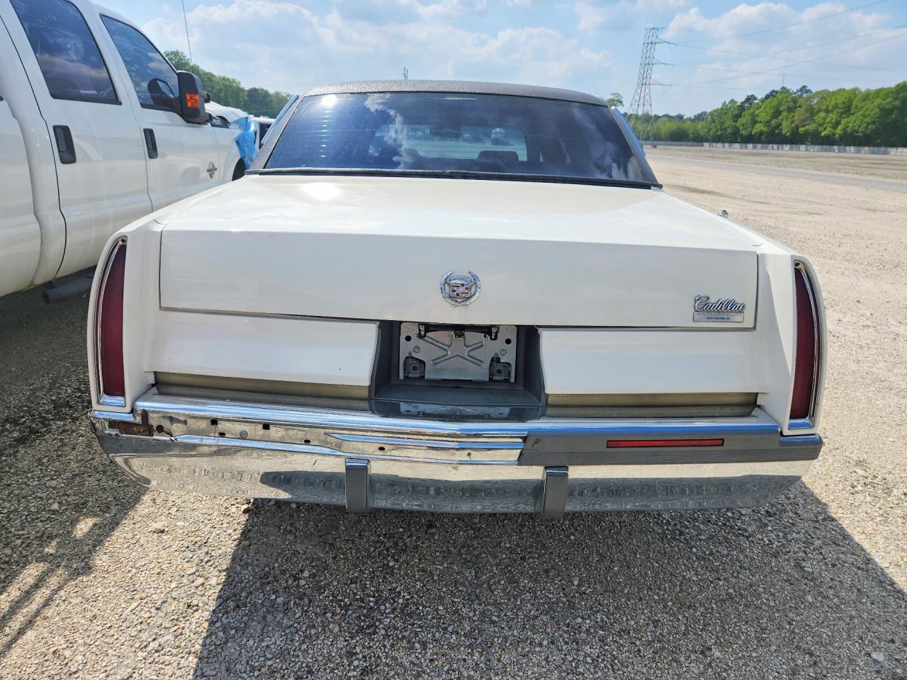1996 Cadillac Fleetwood Base White vin: 1G6DW52PXTR711103