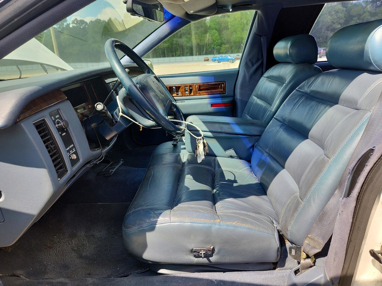 1996 Cadillac Fleetwood Base White vin: 1G6DW52PXTR711103