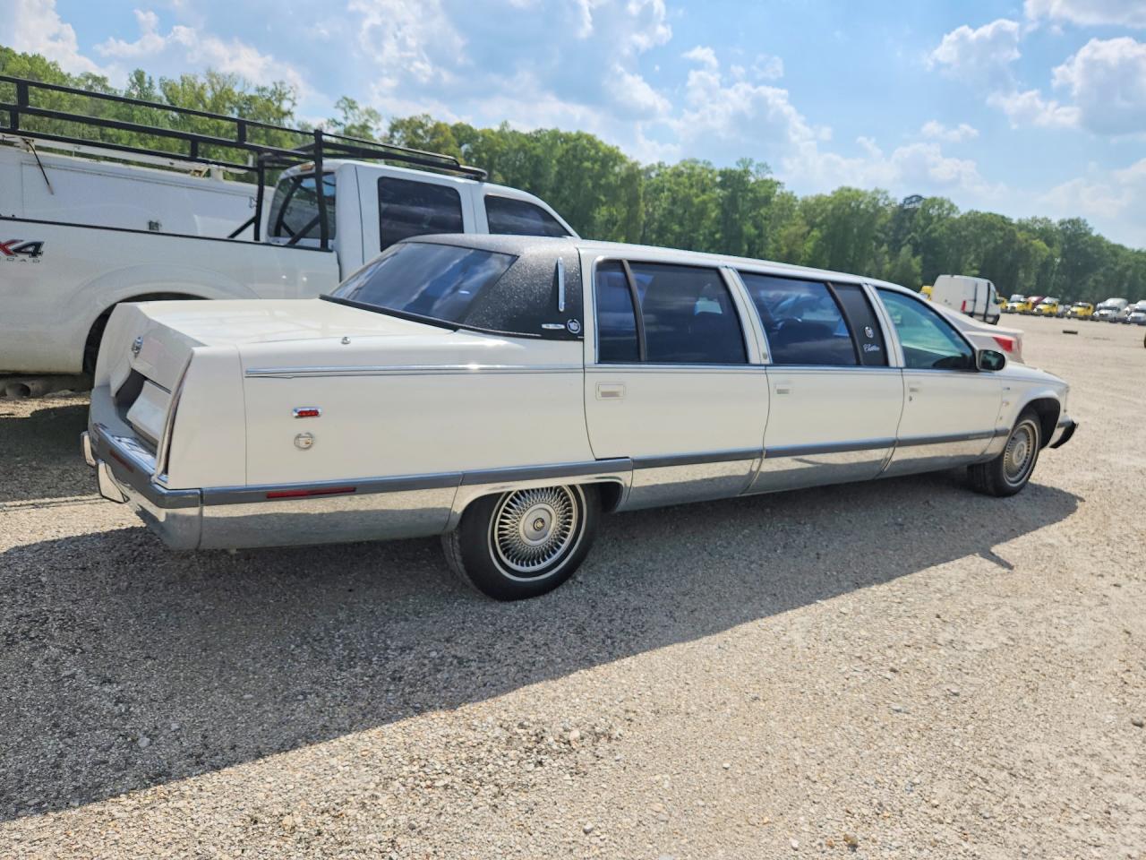 1996 Cadillac Fleetwood Base White vin: 1G6DW52PXTR711103