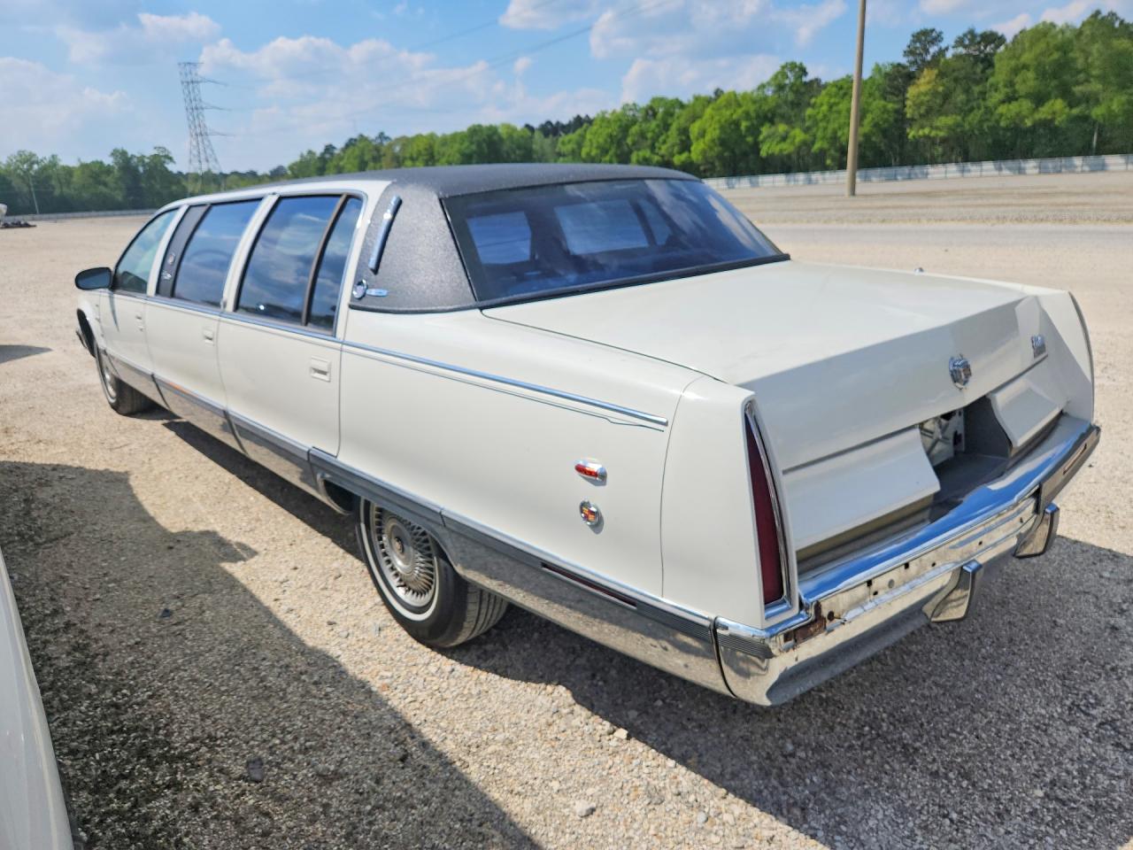 1996 Cadillac Fleetwood Base White vin: 1G6DW52PXTR711103