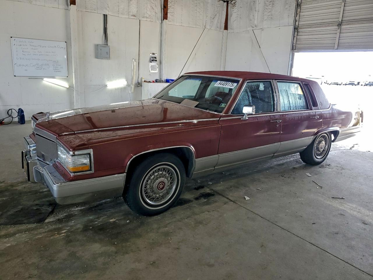 1990 Cadillac Brougham Maroon vin: 1G6DW5476LR712617