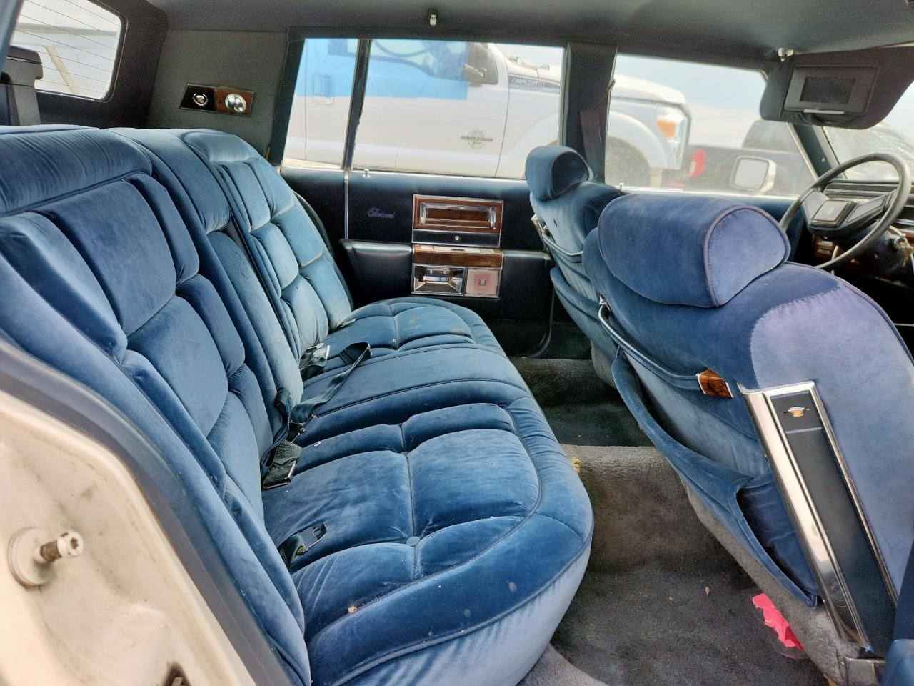 1986 Cadillac Fleetwood Brougham White vin: 1G6DW69Y5G9735027