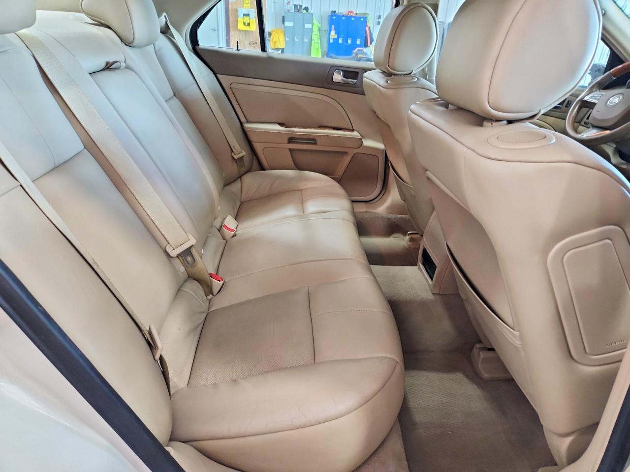 2011 Cadillac Sts Luxury Beige vin: 1G6DW6ED4B0124714