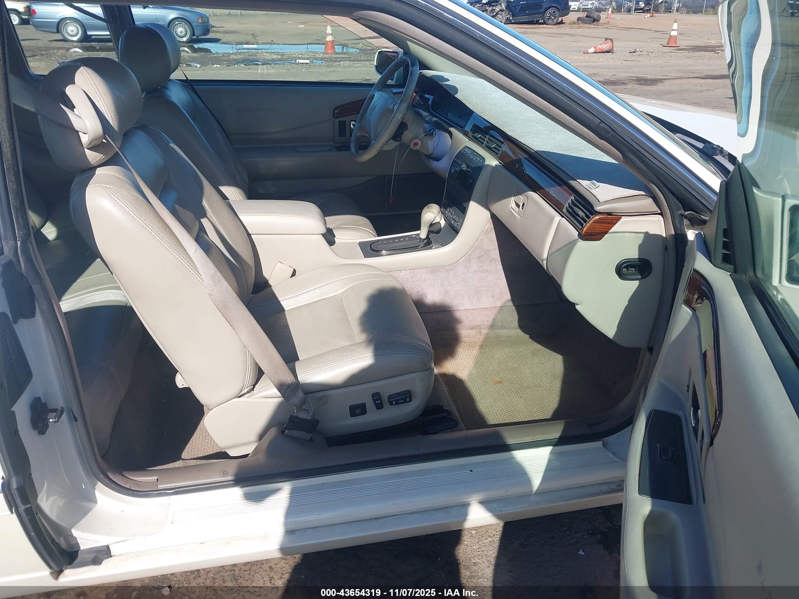 1998 Cadillac Eldorado Standard White vin: 1G6EL12Y6WU615582
