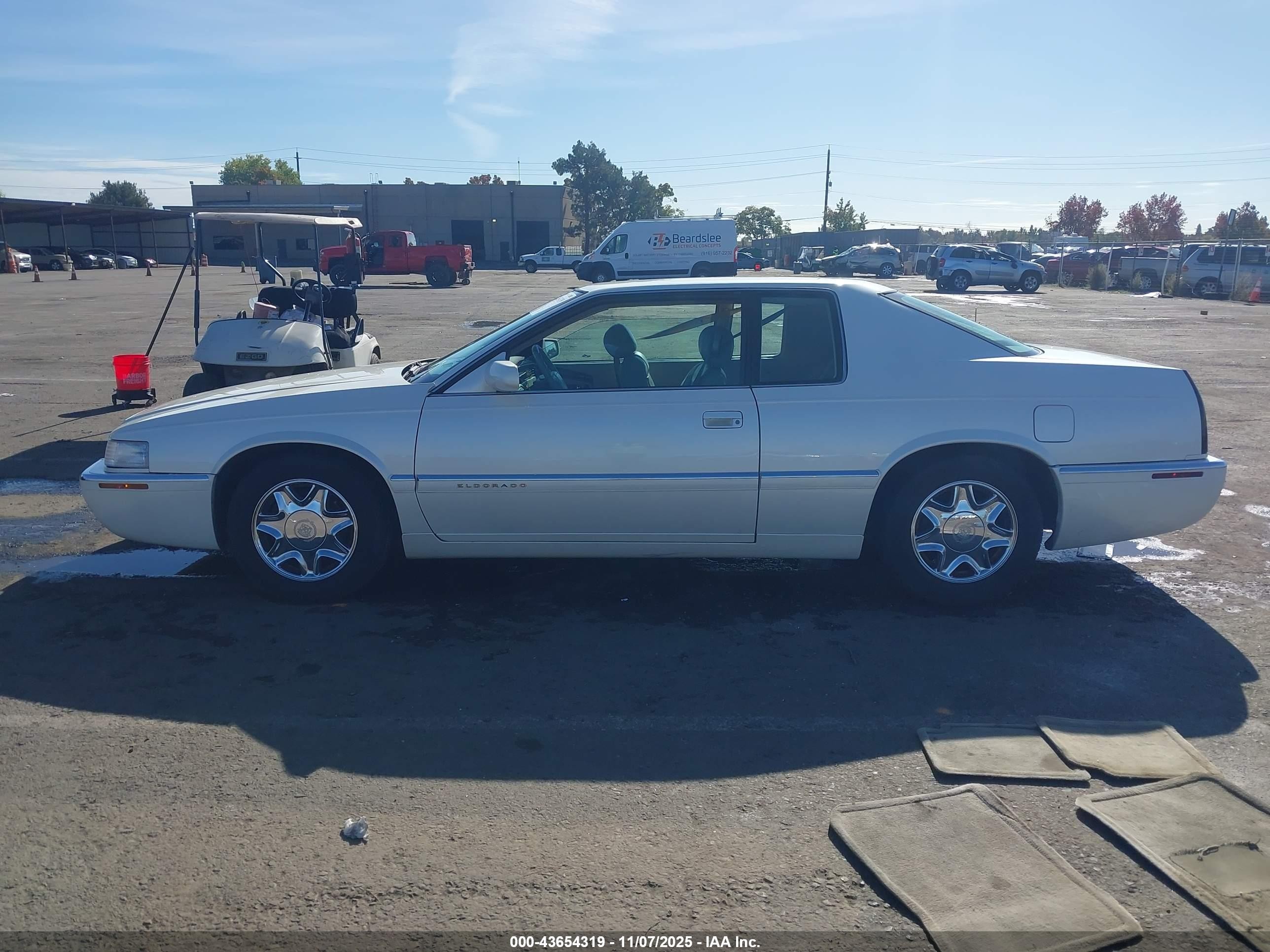 1998 Cadillac Eldorado Standard White vin: 1G6EL12Y6WU615582