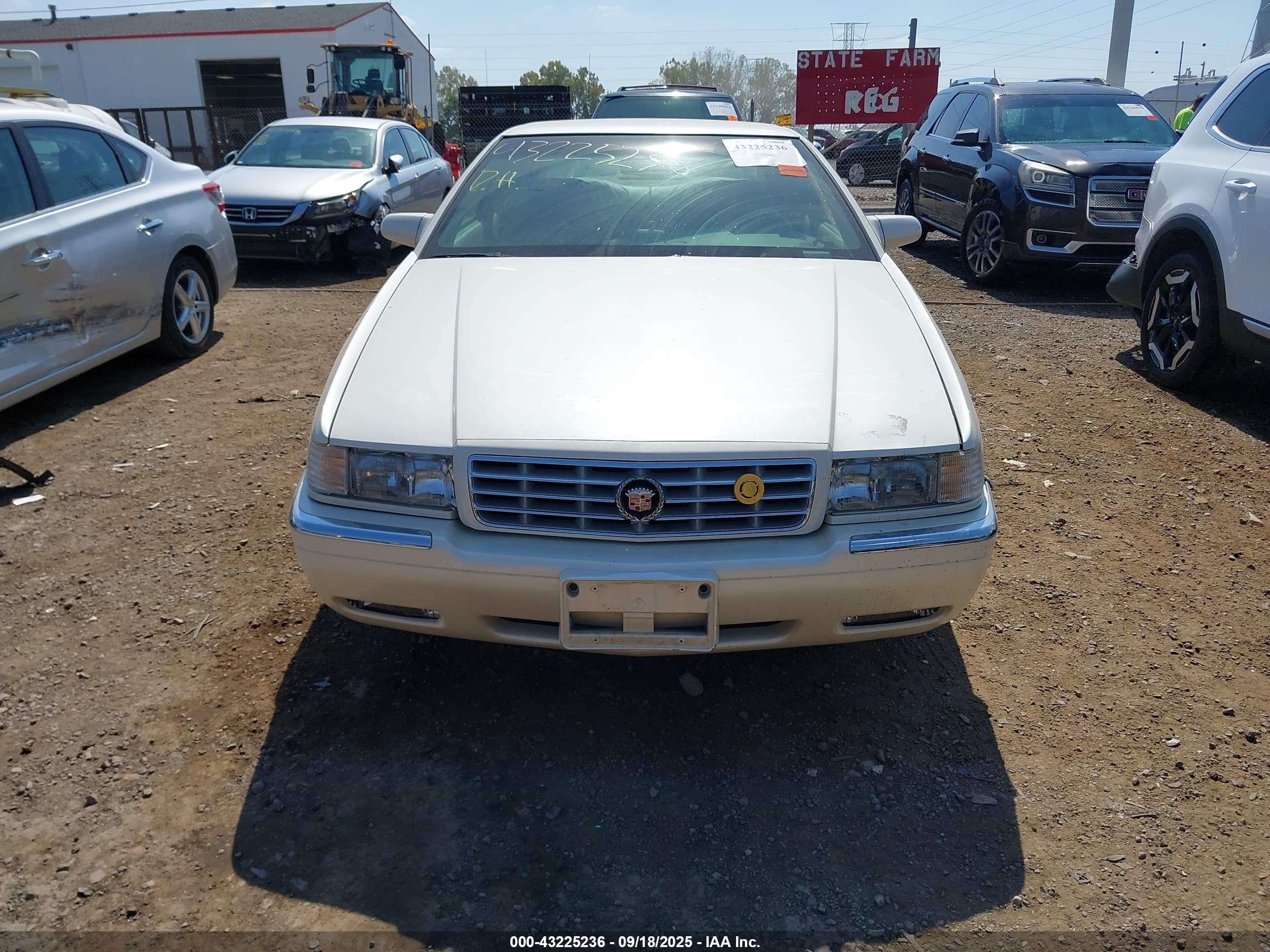 1999 Cadillac Eldorado Standard Cream vin: 1G6EL12Y9XU602259