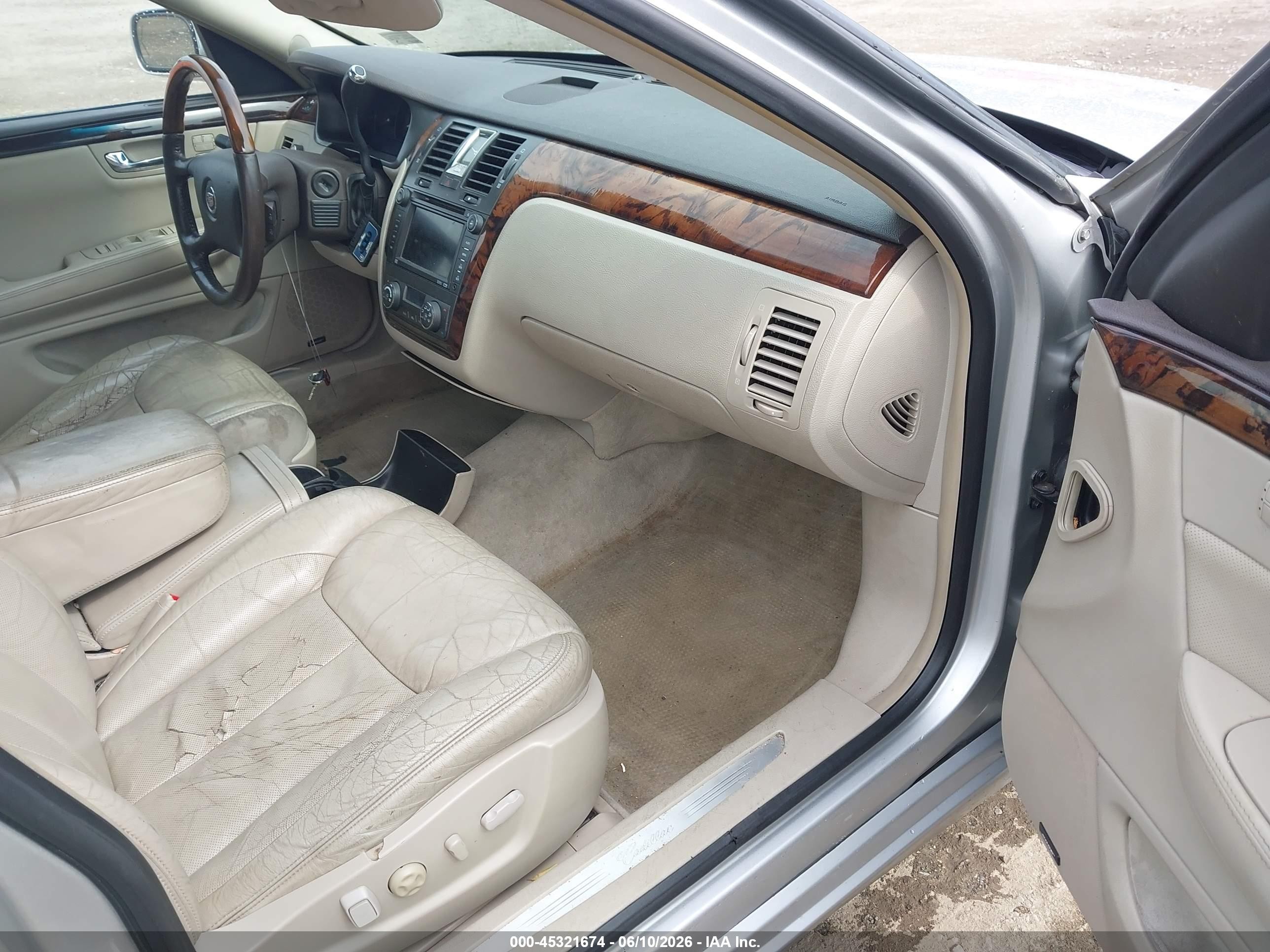 2010 Cadillac Dts   Серебряный vin: 1G6K85EY7AU106746