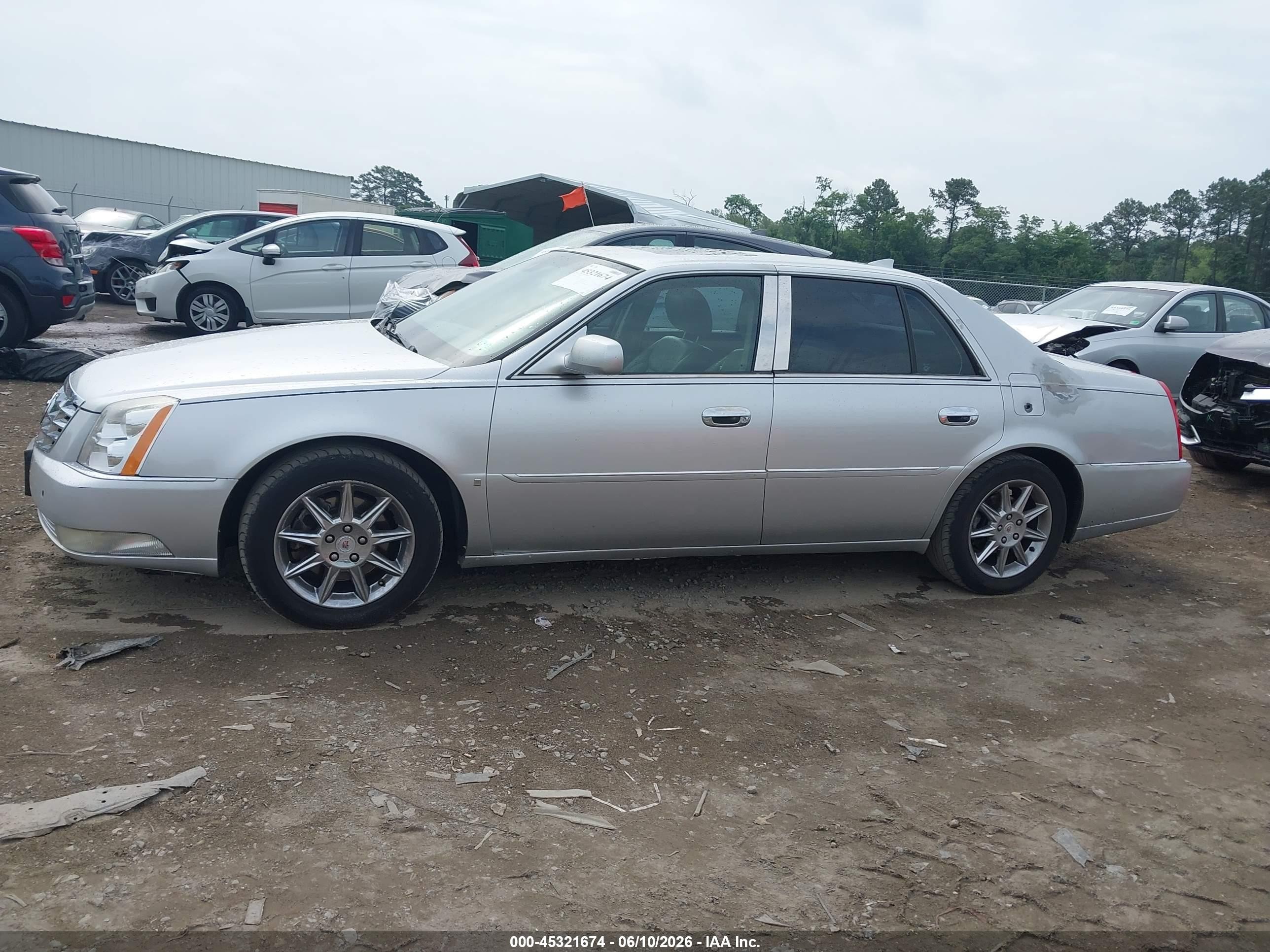2010 Cadillac Dts   Серебряный vin: 1G6K85EY7AU106746