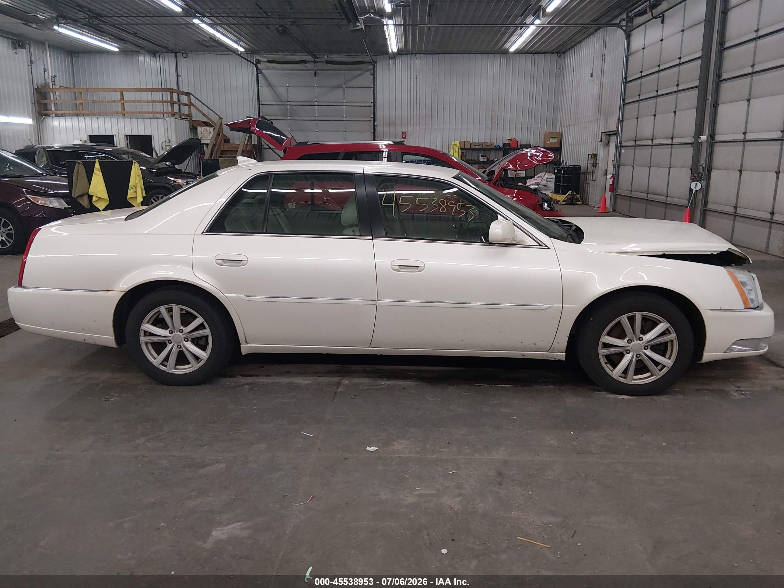 2011 Cadillac Dts Standard White vin: 1G6KA5E65BU130077