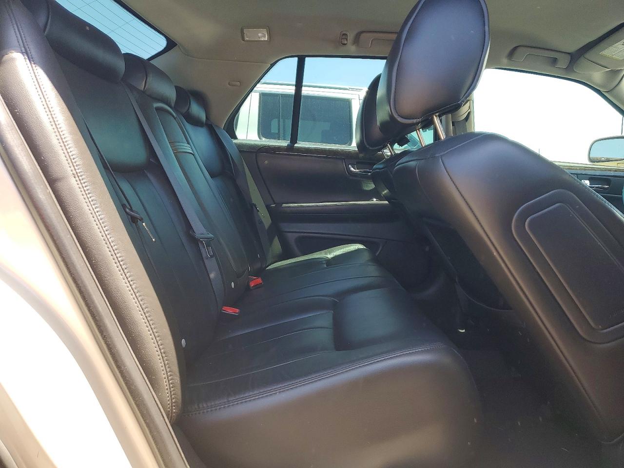 2010 Cadillac Dts Beige vin: 1G6KA5EY2AU125788