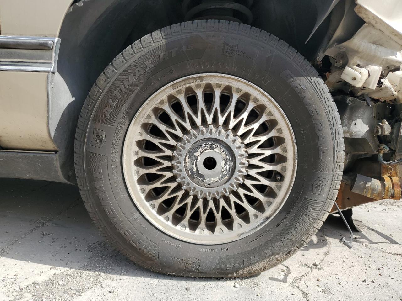 1994 Cadillac Deville Gold vin: 1G6KD52B9RU282964 Damage: Right Front Center Cap, Missing, Replacement Required